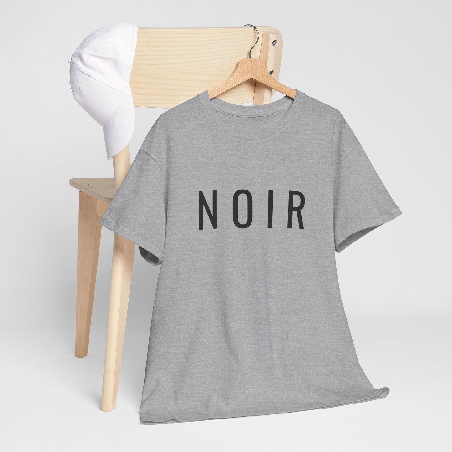 NOIR T-Shirt Unisex (Brustprint) – Nachhaltiges Heavy Cotton Tee aus 100% Baumwolle, Minimalistische Streetwear & Geschenkidee
