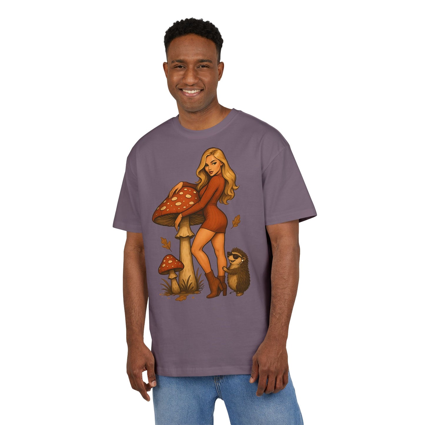 Vintage Pilz Fee & Igel Cartoon (Brustprint) – Retro Waldmotiv T-Shirt für Natur- & Pilzliebhaber