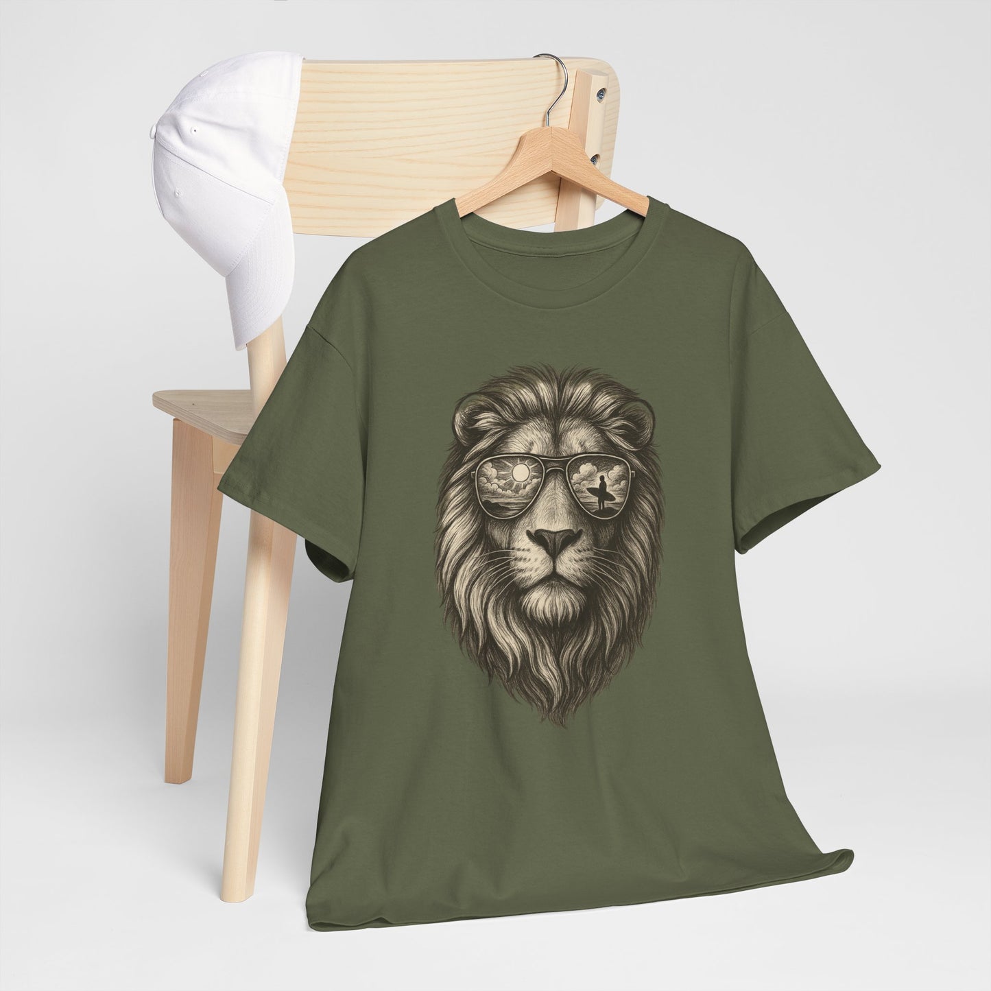 Surfer-Löwe T-Shirt (Brustprint) – Retro Sonnenbrillen Motiv | Cooles Sommer Design für Strandfans & Abenteurer
