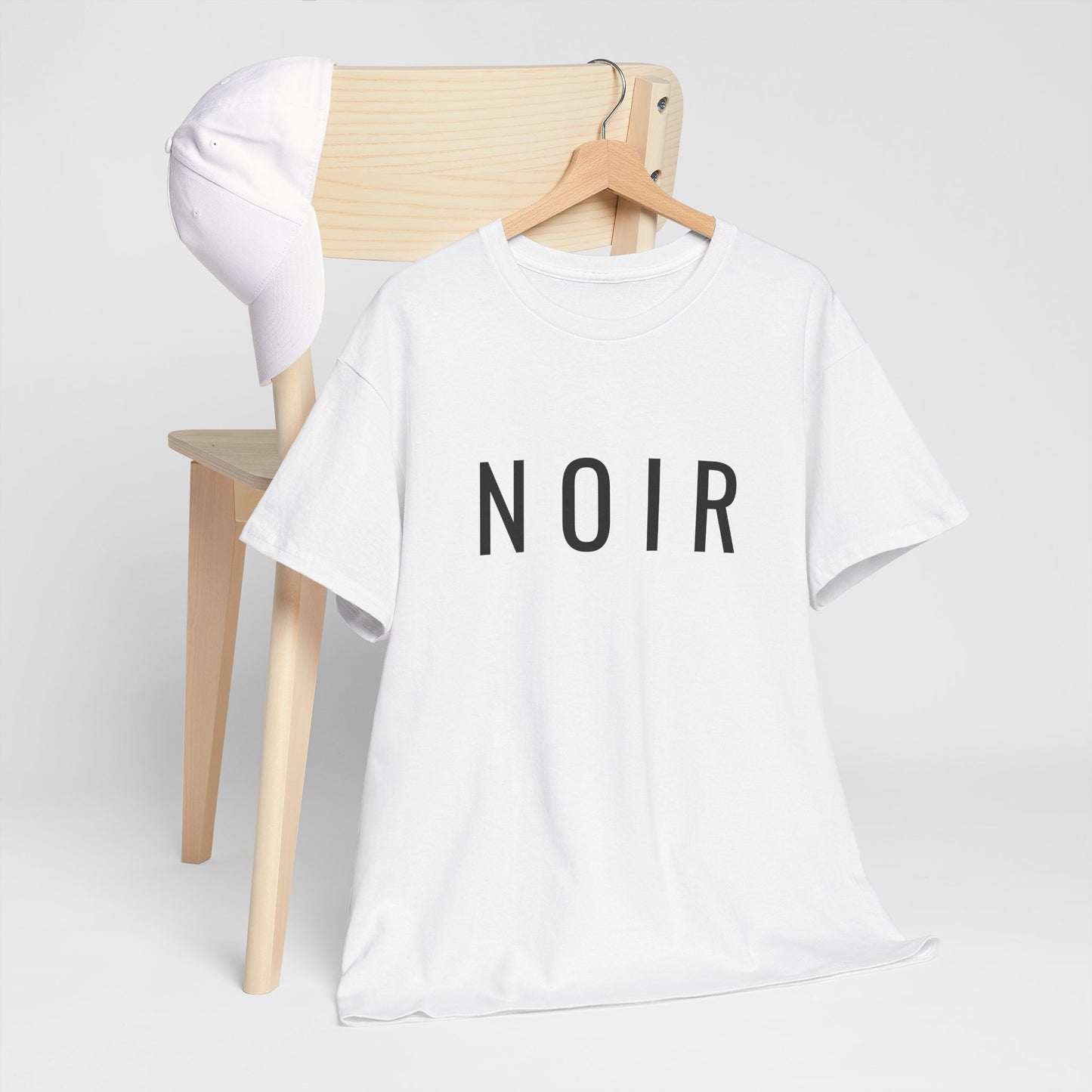 NOIR T-Shirt Unisex (Brustprint) – Nachhaltiges Heavy Cotton Tee aus 100% Baumwolle, Minimalistische Streetwear & Geschenkidee