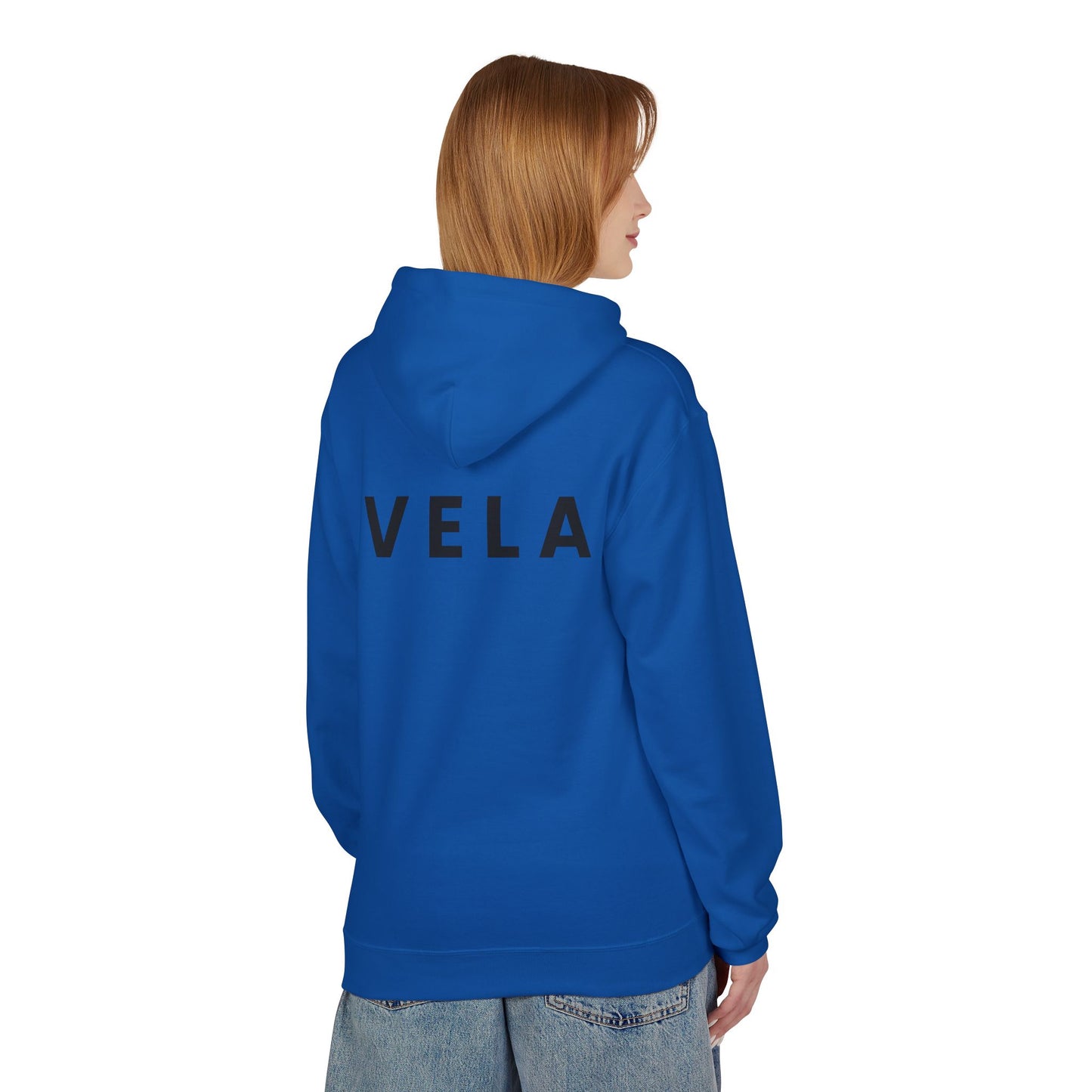 VELA Hoodie (Rückenprint) – Unisex Midweight Softstyle Fleece | Nachhaltige Streetwear mit Komfort & Stil