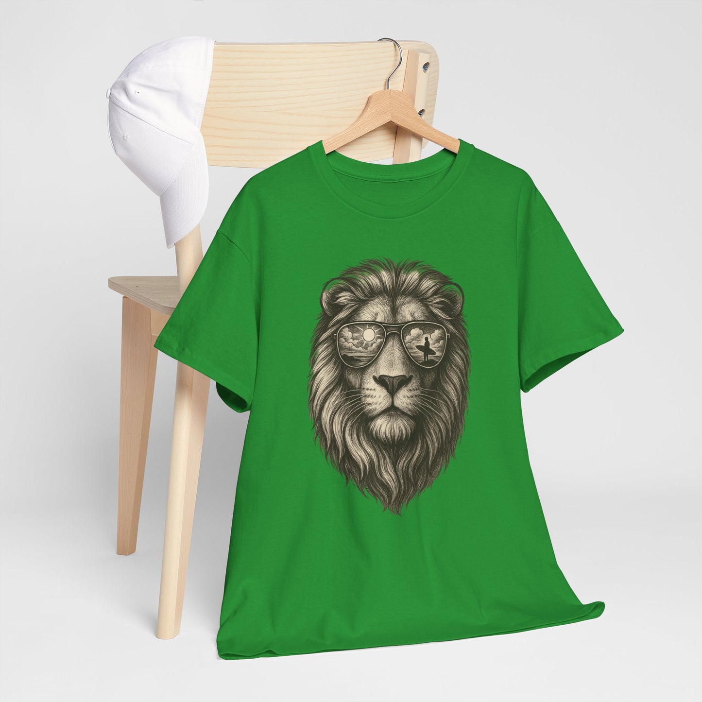 Surfer-Löwe T-Shirt (Brustprint) – Retro Sonnenbrillen Motiv | Cooles Sommer Design für Strandfans & Abenteurer
