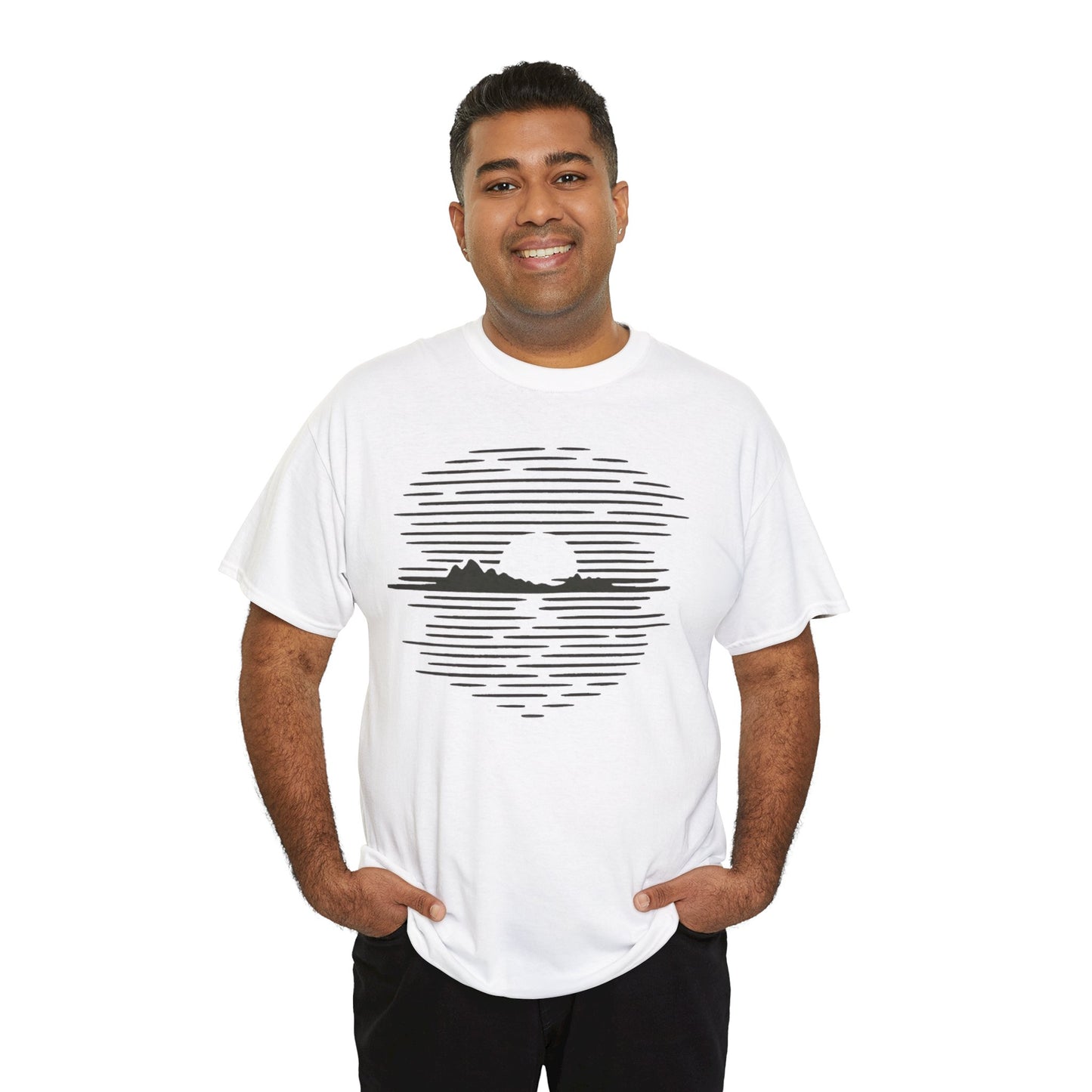 Berg Sonnenuntergang T-Shirt (Brustprint) – Natur-inspiriertes Unisex Shirt für Outdoor- und Landschaftsliebhaber