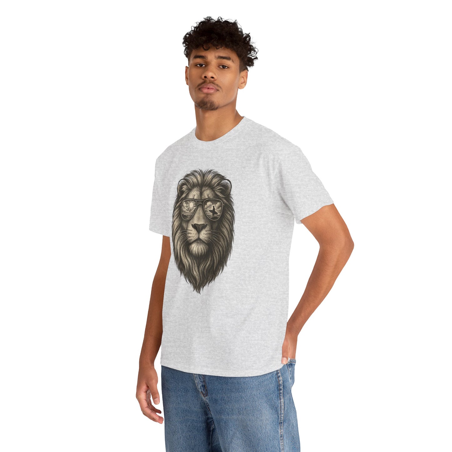 Surfer-Löwe T-Shirt (Brustprint) – Retro Sonnenbrillen Motiv | Cooles Sommer Design für Strandfans & Abenteurer