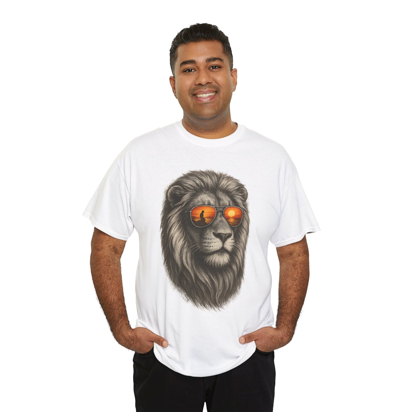 Löwen T-Shirt mit Sonnenbrille & Sonnenuntergang (Brustprint) – Stylisches Tiermotiv für Surfer & Naturfreunde