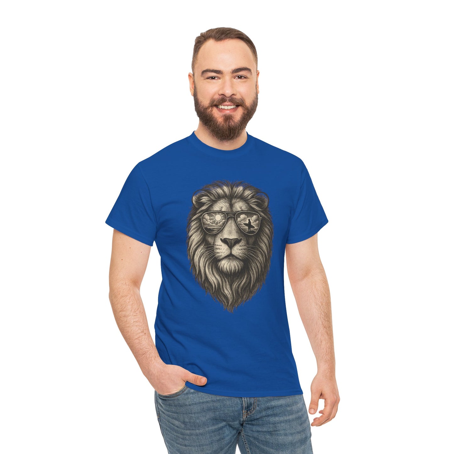 Surfer-Löwe T-Shirt (Brustprint) – Retro Sonnenbrillen Motiv | Cooles Sommer Design für Strandfans & Abenteurer