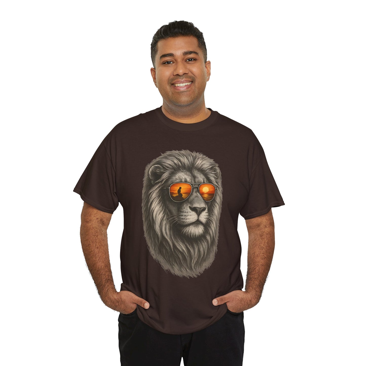 Löwen T-Shirt mit Sonnenbrille & Sonnenuntergang (Brustprint) – Stylisches Tiermotiv für Surfer & Naturfreunde