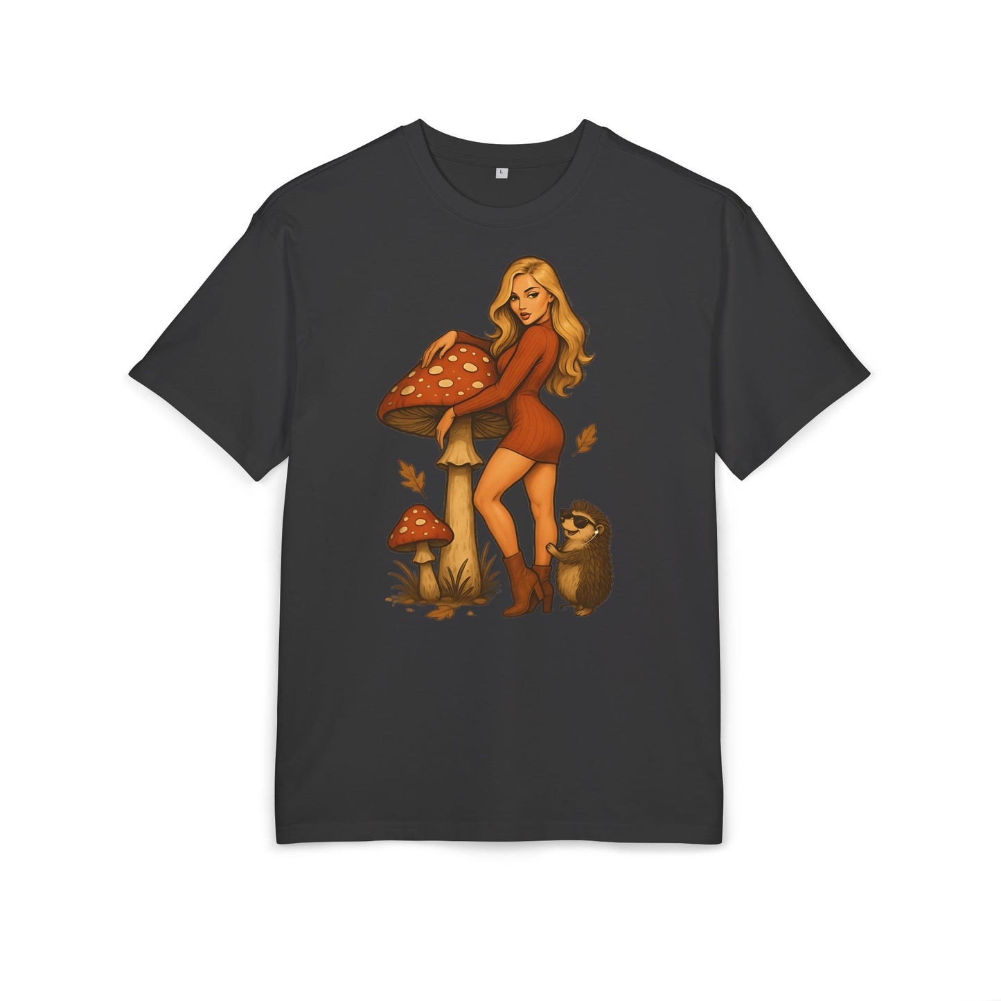 Vintage Pilz Fee & Igel Cartoon (Brustprint) – Retro Waldmotiv T-Shirt für Natur- & Pilzliebhaber