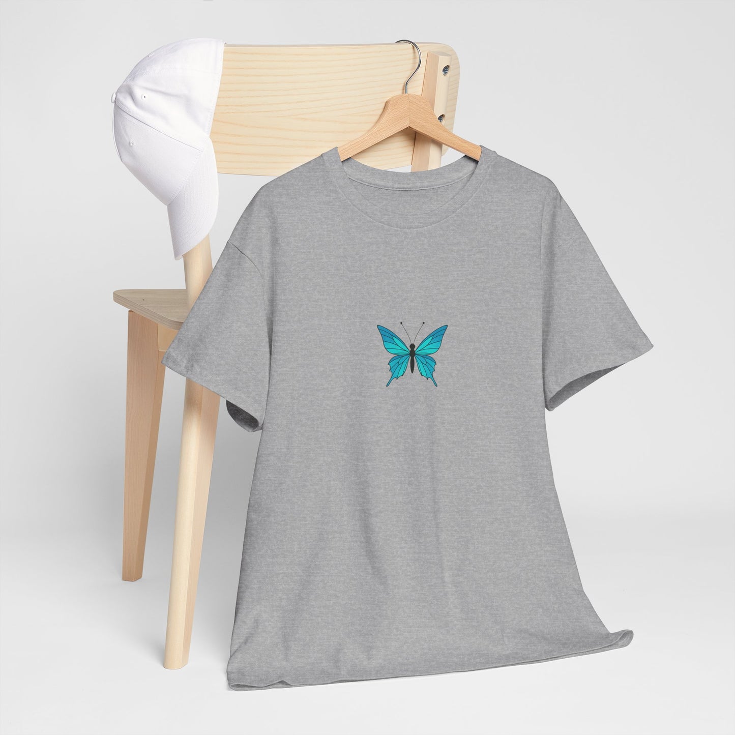 Blauer Schmetterling T-Shirt Unisex (Brustprint) – Farbintensives Butterfly Design | Natur-inspiriertes Shirt aus Baumwolle