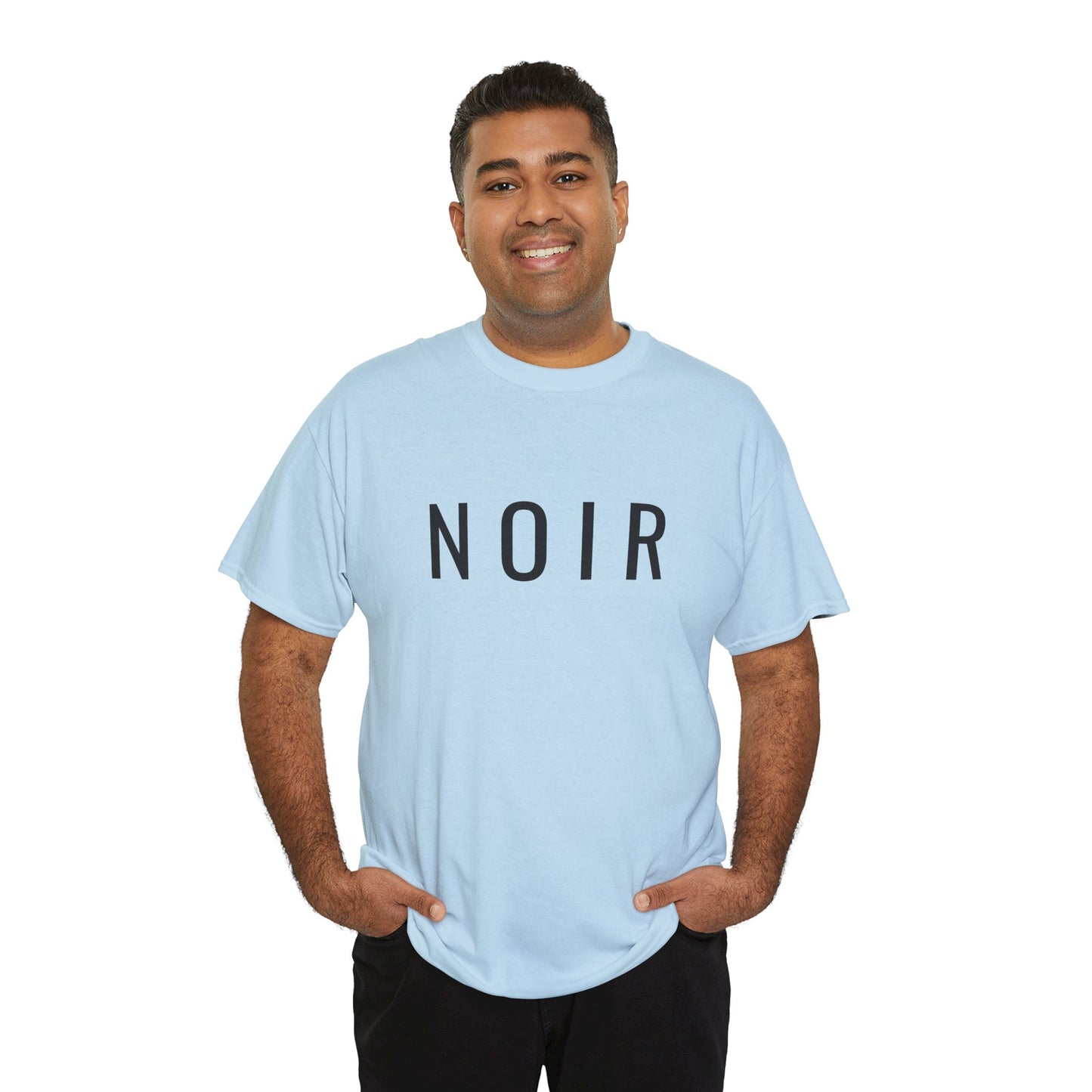 NOIR T-Shirt Unisex (Brustprint) – Nachhaltiges Heavy Cotton Tee aus 100% Baumwolle, Minimalistische Streetwear & Geschenkidee