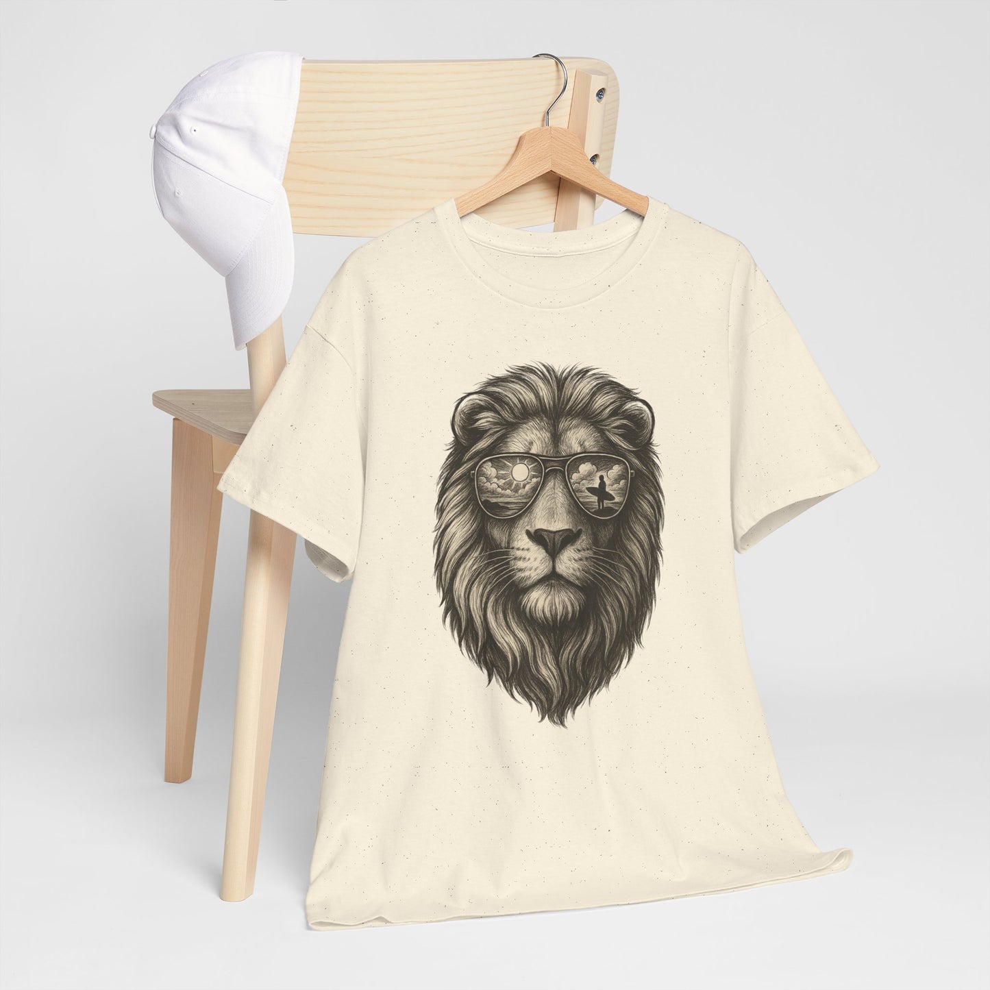 Surfer-Löwe T-Shirt (Brustprint) – Retro Sonnenbrillen Motiv | Cooles Sommer Design für Strandfans & Abenteurer