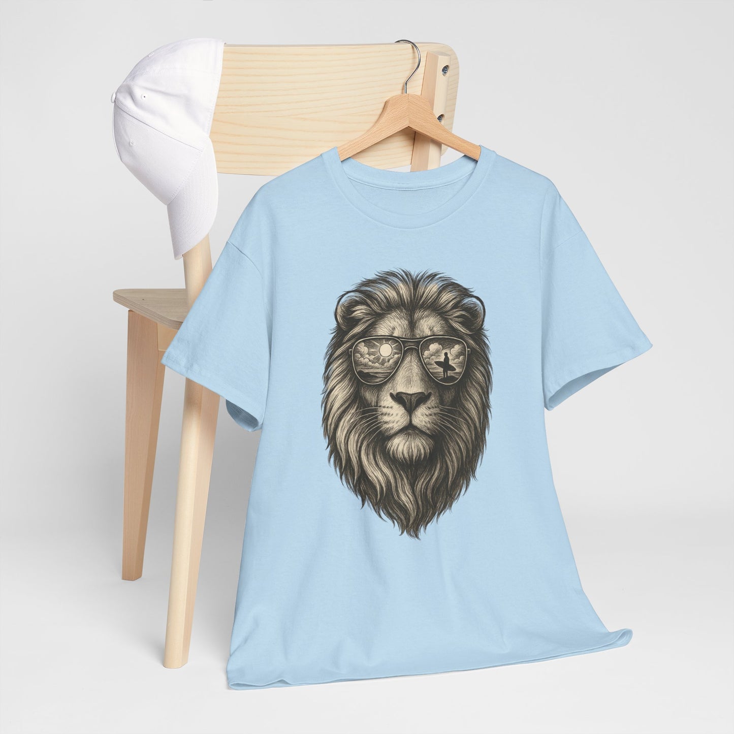 Surfer-Löwe T-Shirt (Brustprint) – Retro Sonnenbrillen Motiv | Cooles Sommer Design für Strandfans & Abenteurer