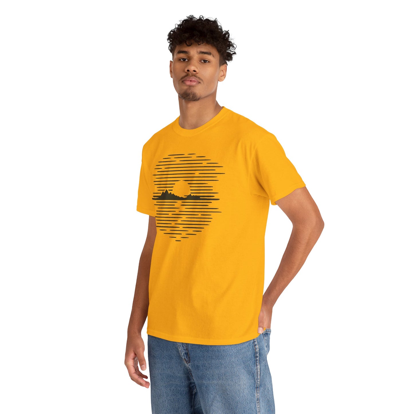 Berg Sonnenuntergang T-Shirt (Brustprint) – Natur-inspiriertes Unisex Shirt für Outdoor- und Landschaftsliebhaber