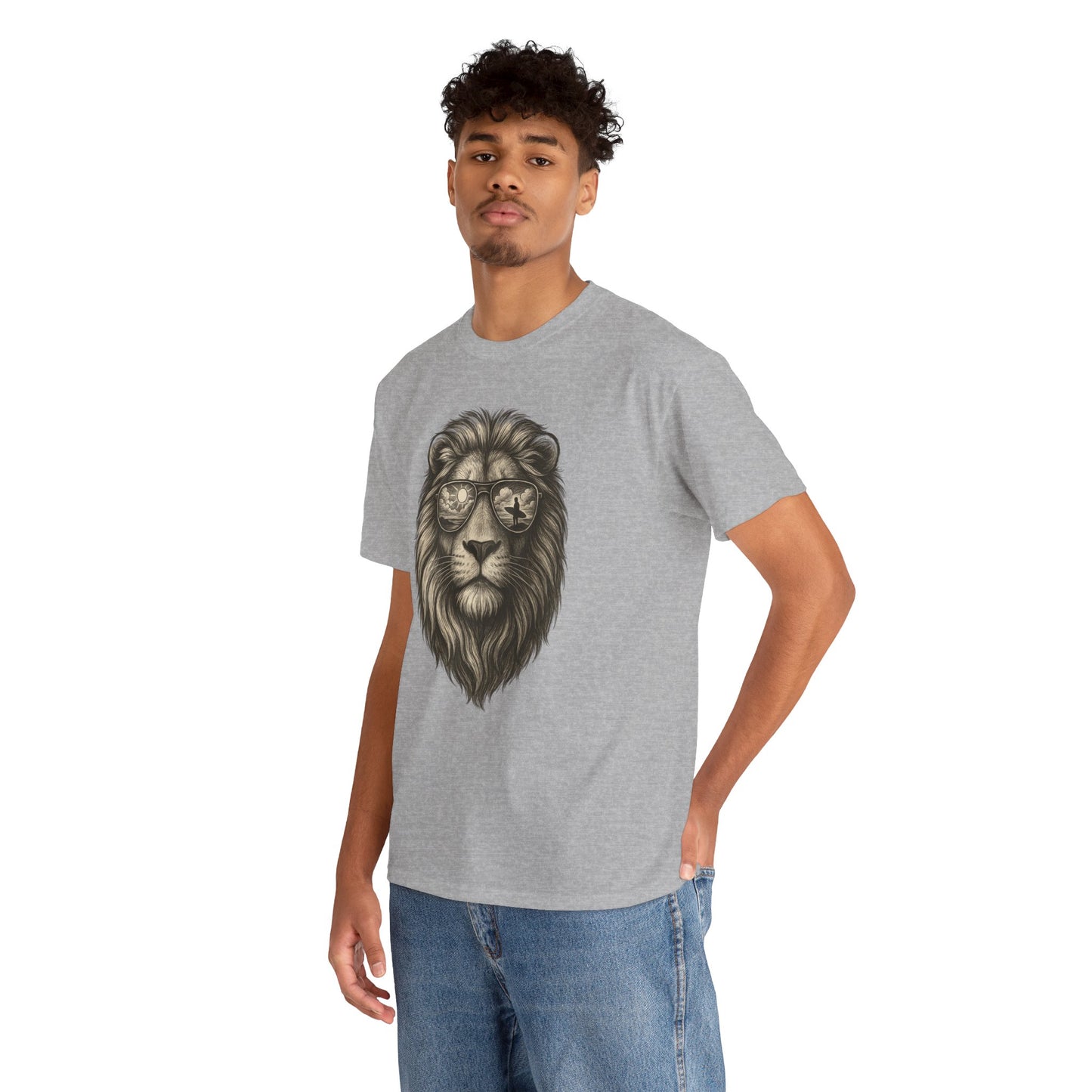 Surfer-Löwe T-Shirt (Brustprint) – Retro Sonnenbrillen Motiv | Cooles Sommer Design für Strandfans & Abenteurer