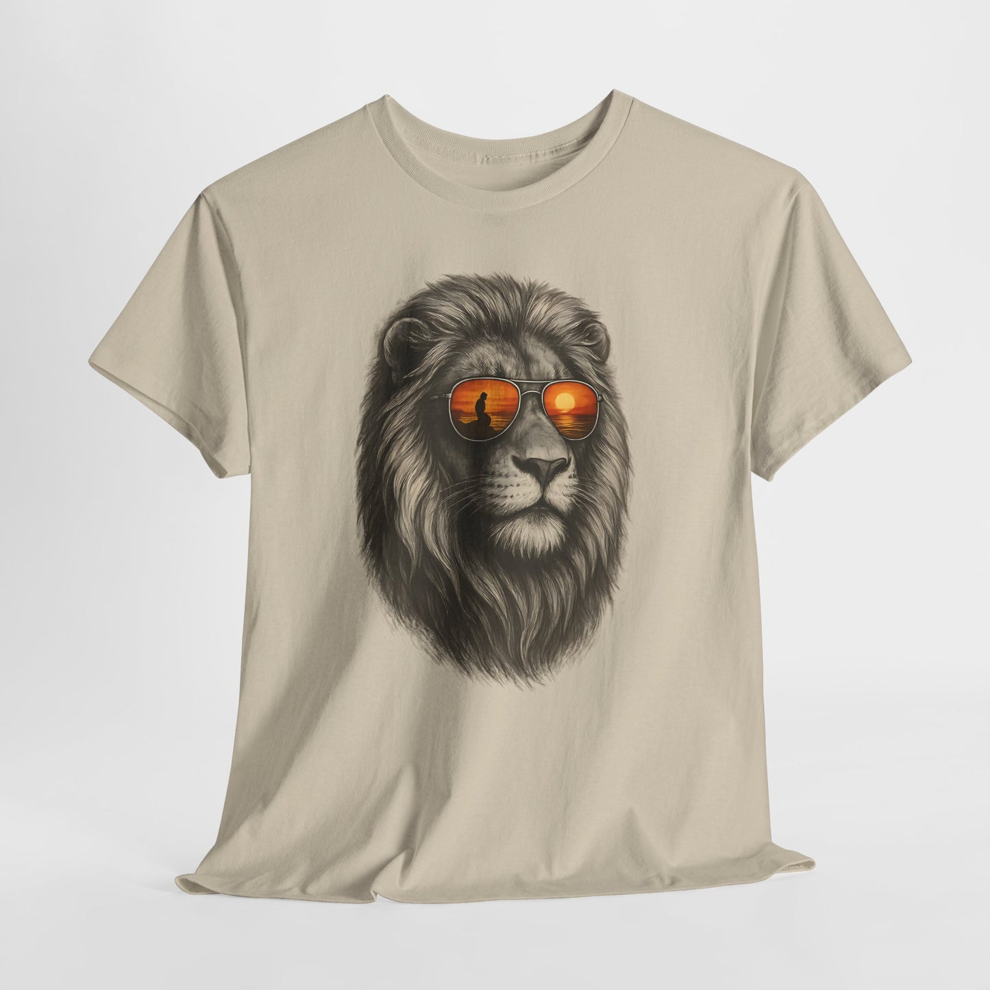 Löwen T-Shirt mit Sonnenbrille & Sonnenuntergang (Brustprint) – Stylisches Tiermotiv für Surfer & Naturfreunde