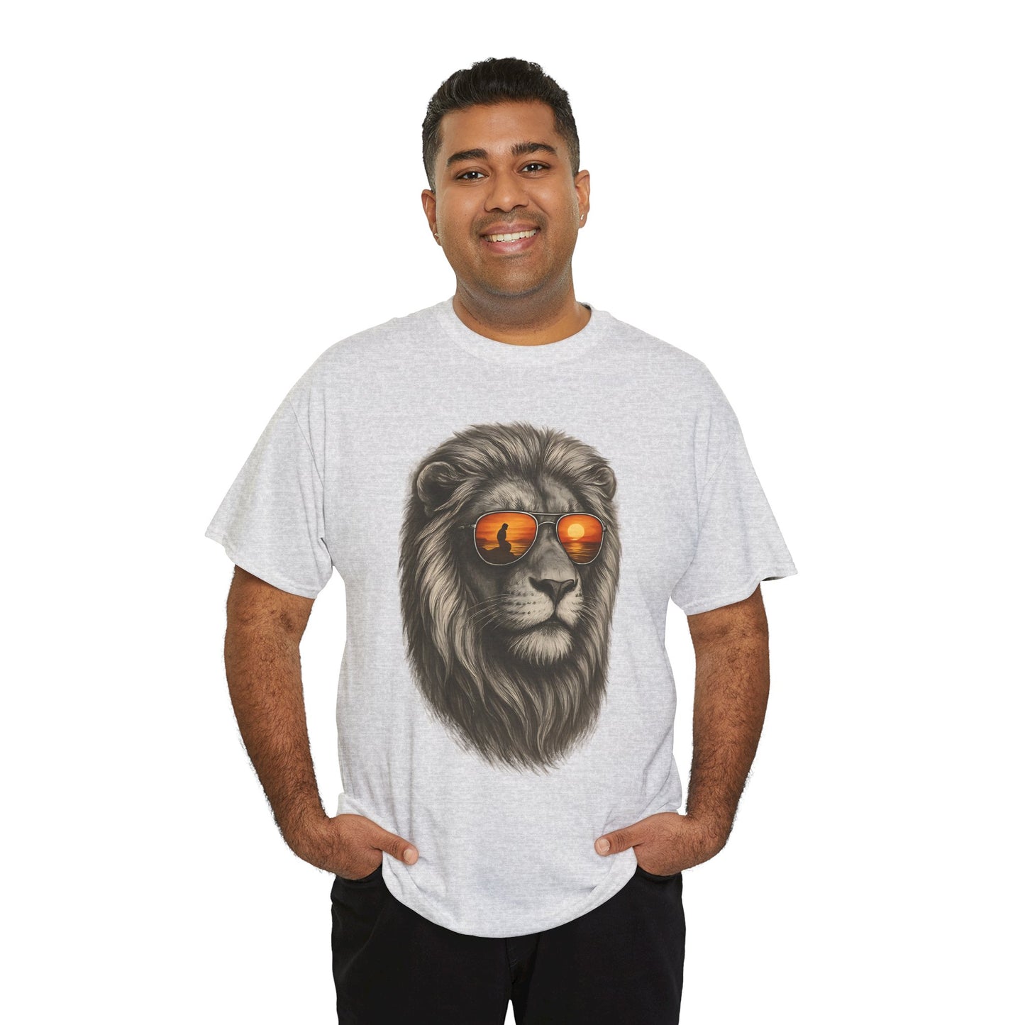 Löwen T-Shirt mit Sonnenbrille & Sonnenuntergang (Brustprint) – Stylisches Tiermotiv für Surfer & Naturfreunde