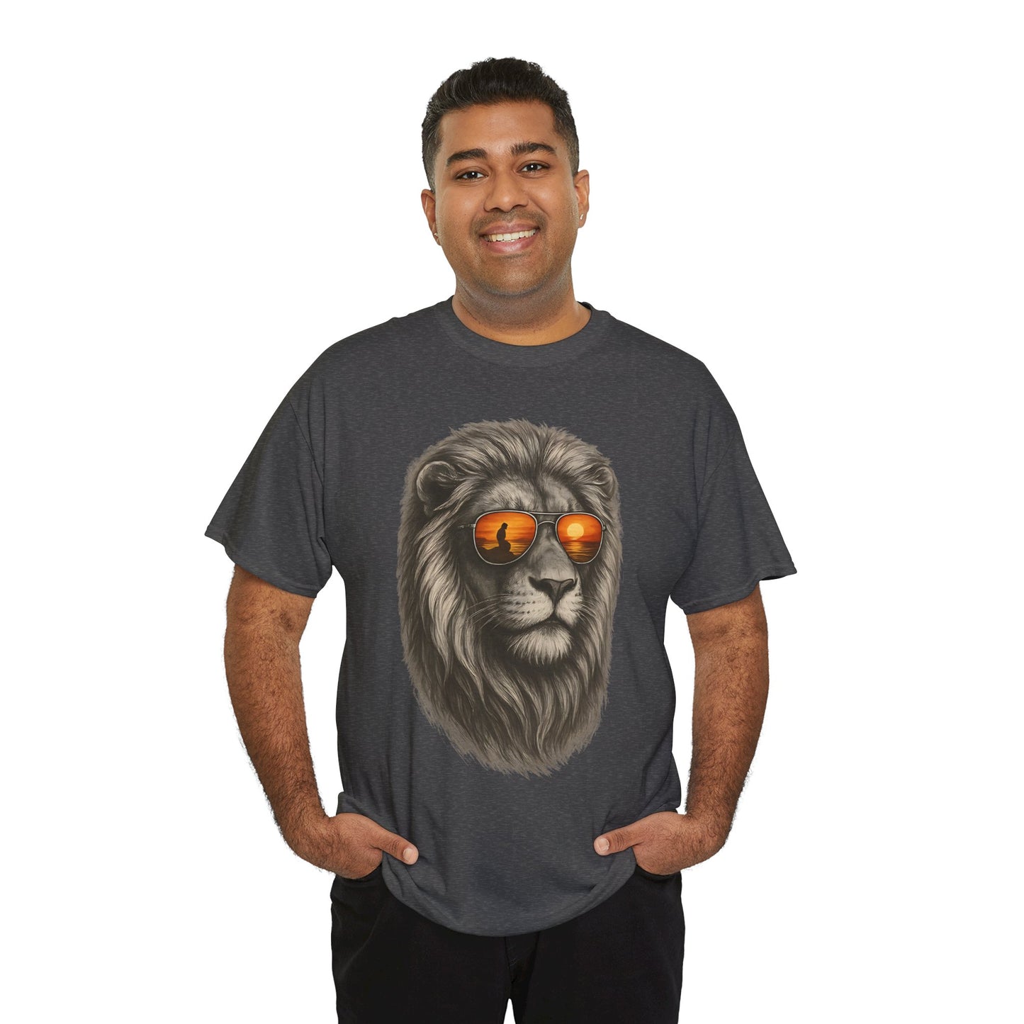 Löwen T-Shirt mit Sonnenbrille & Sonnenuntergang (Brustprint) – Stylisches Tiermotiv für Surfer & Naturfreunde