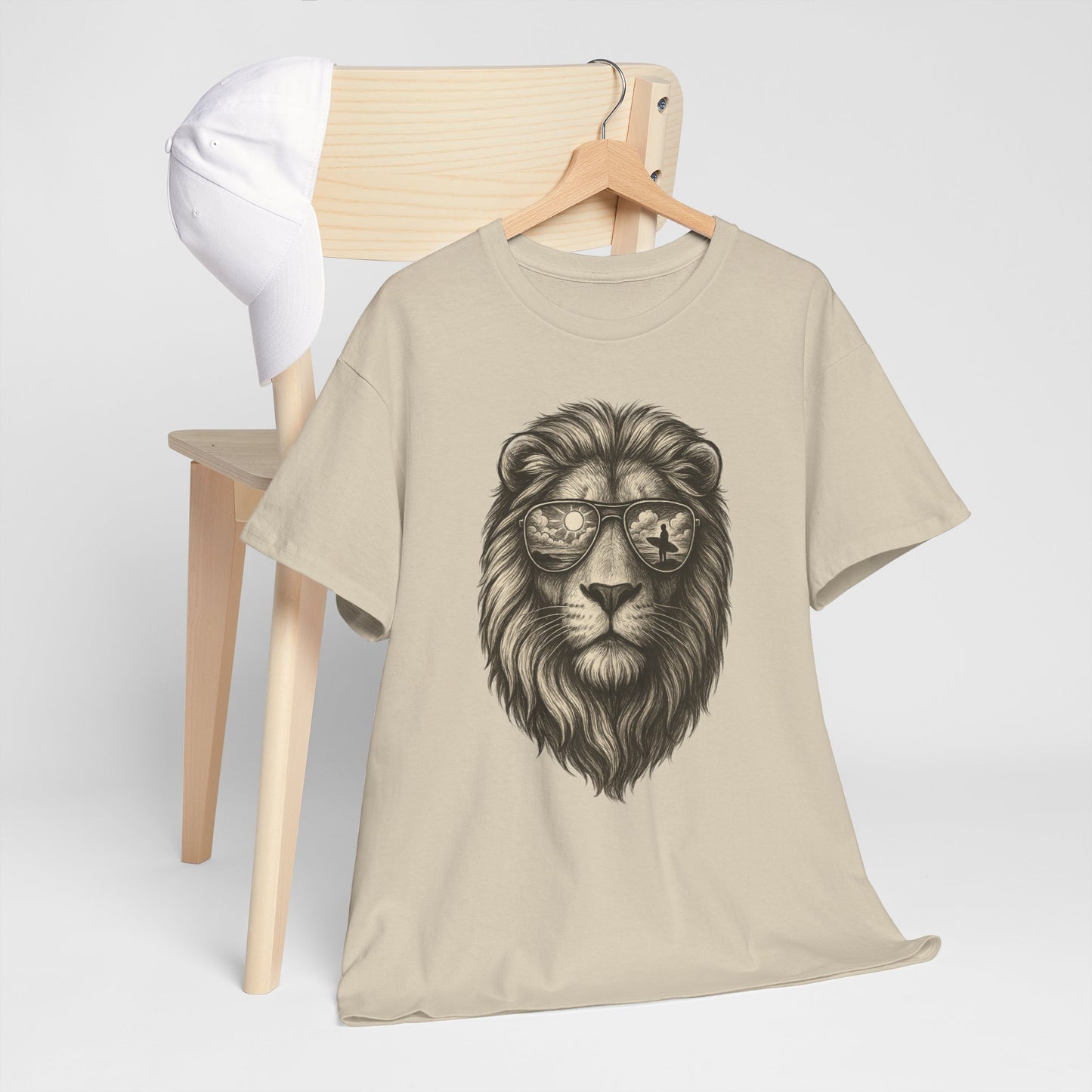 Surfer-Löwe T-Shirt (Brustprint) – Retro Sonnenbrillen Motiv | Cooles Sommer Design für Strandfans & Abenteurer