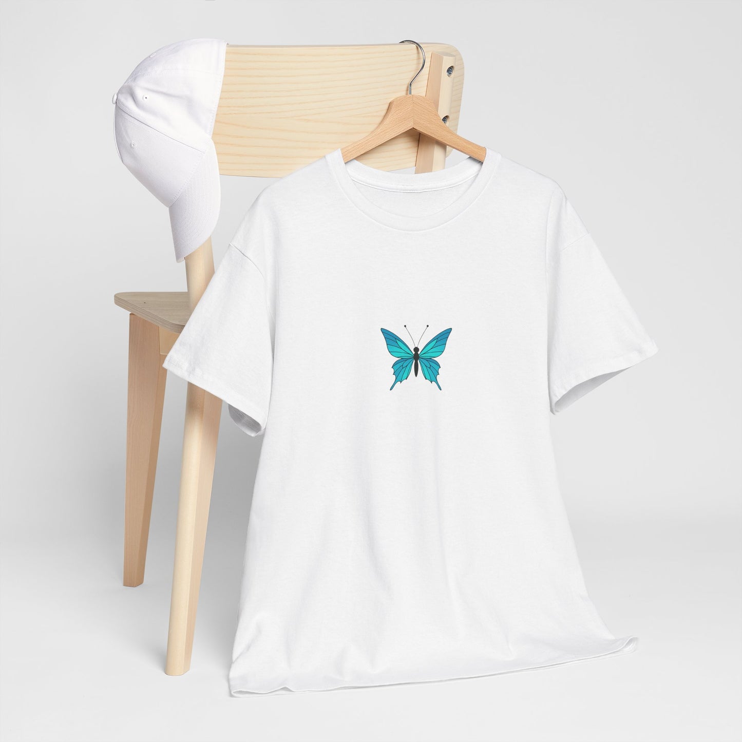 Blauer Schmetterling T-Shirt Unisex (Brustprint) – Farbintensives Butterfly Design | Natur-inspiriertes Shirt aus Baumwolle