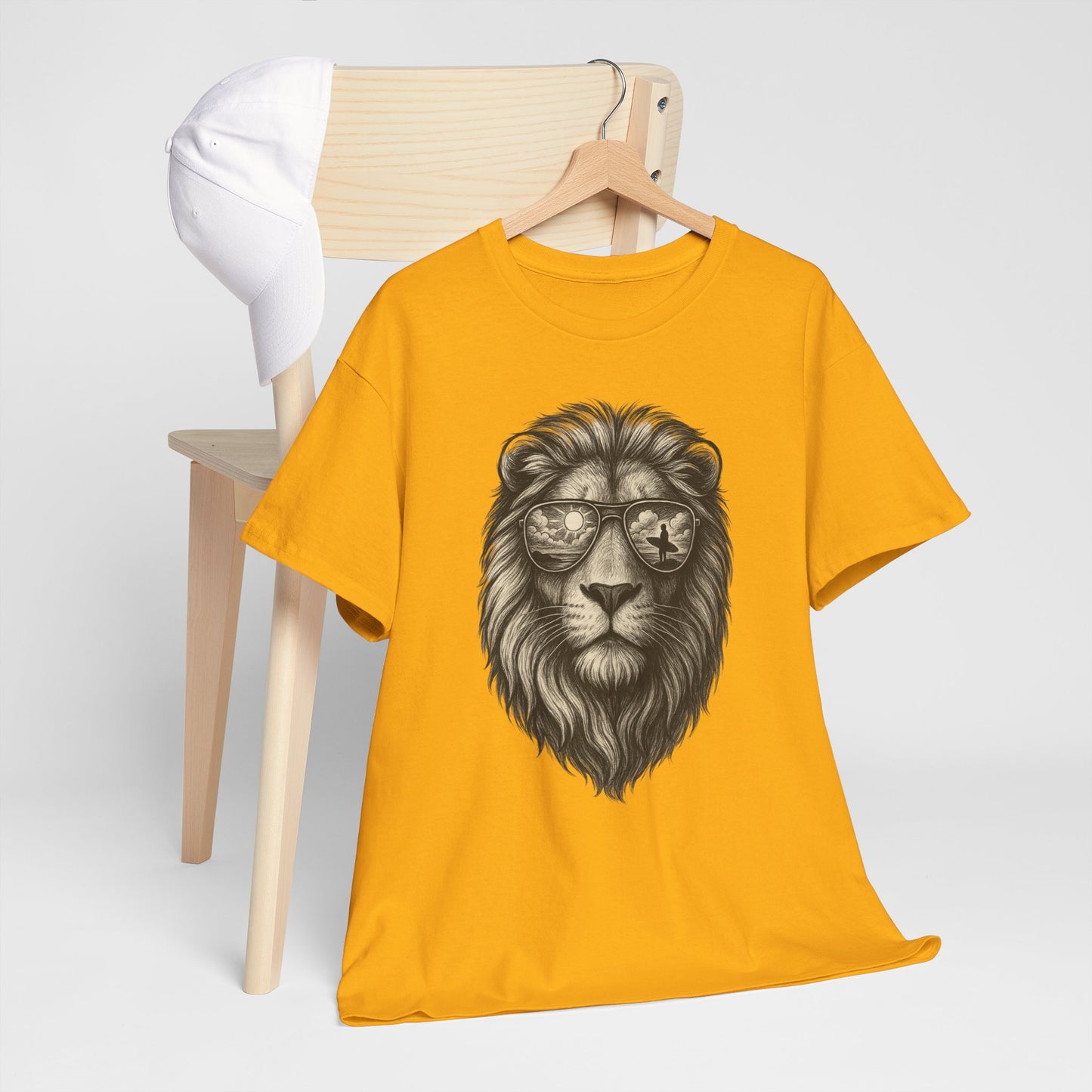Surfer-Löwe T-Shirt (Brustprint) – Retro Sonnenbrillen Motiv | Cooles Sommer Design für Strandfans & Abenteurer