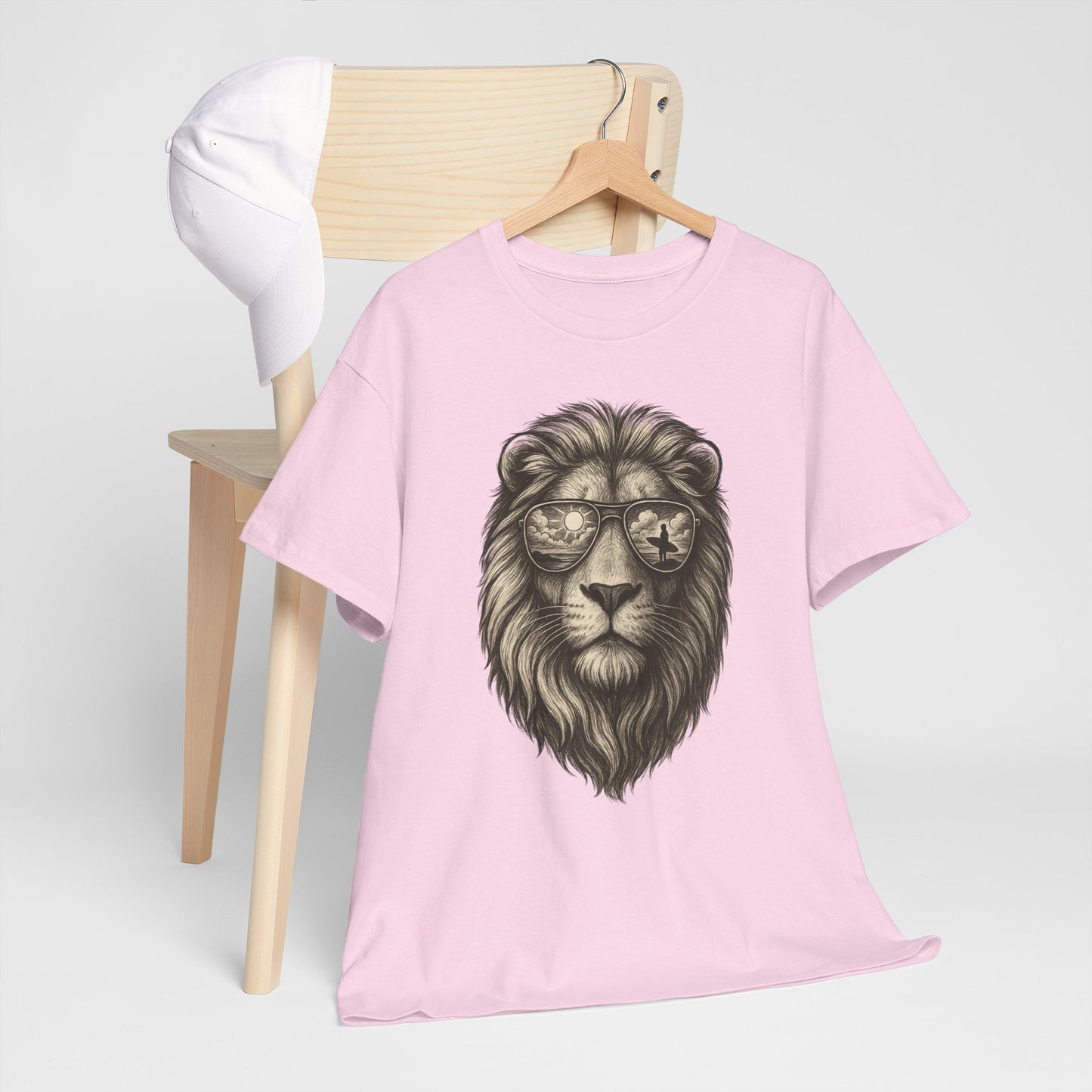 Surfer-Löwe T-Shirt (Brustprint) – Retro Sonnenbrillen Motiv | Cooles Sommer Design für Strandfans & Abenteurer