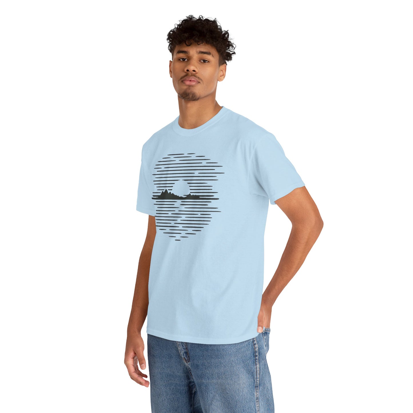 Berg Sonnenuntergang T-Shirt (Brustprint) – Natur-inspiriertes Unisex Shirt für Outdoor- und Landschaftsliebhaber