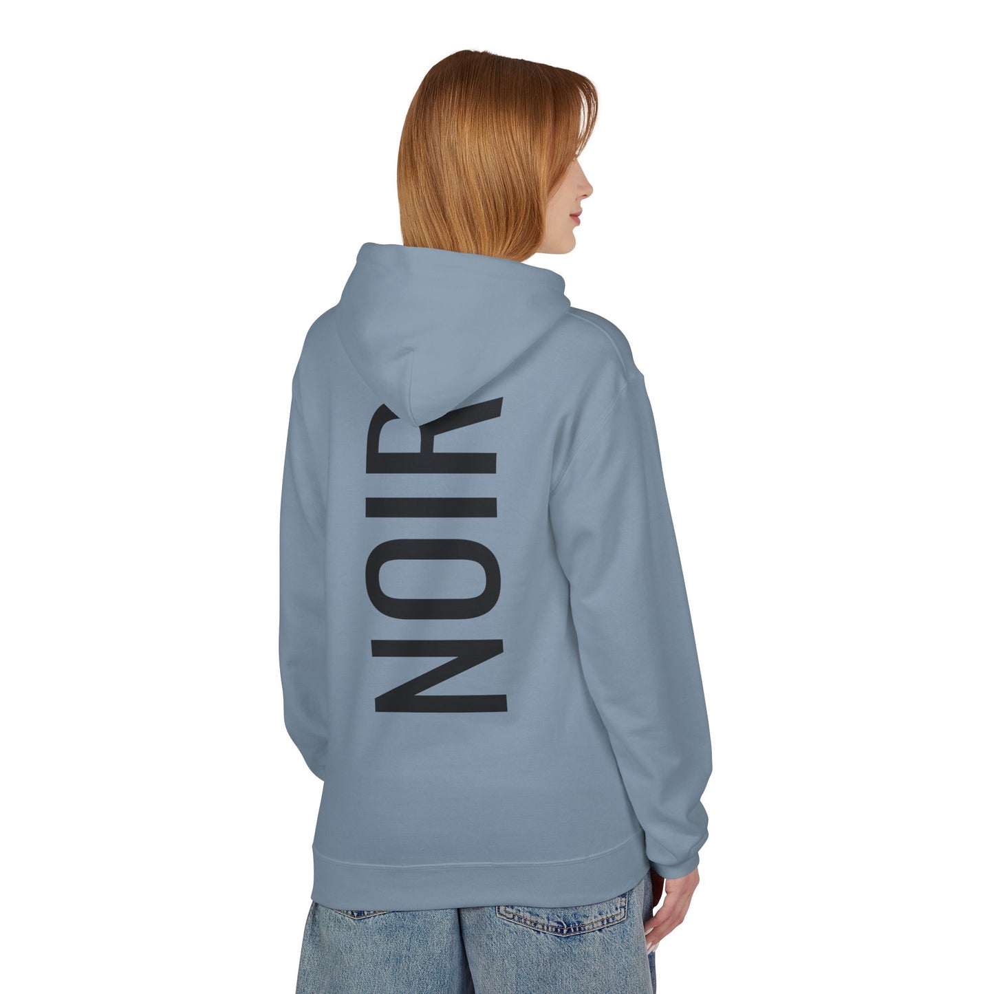 NOIR Hoodie Unisex (Rückenprint) – Nachhaltiger Midweight Fleece Kapuzenpullover mit Kängurutasche, Fair & OEKO-TEX zertifiziert