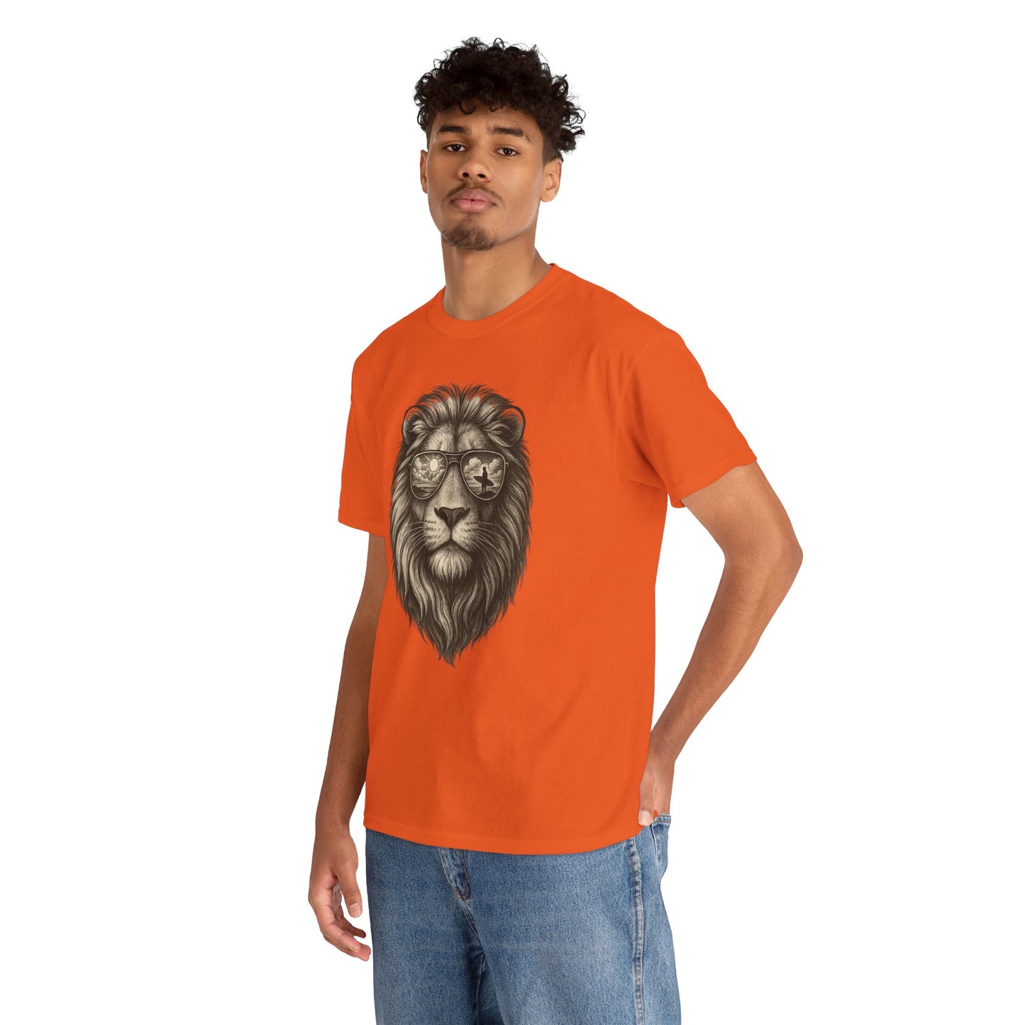 Surfer-Löwe T-Shirt (Brustprint) – Retro Sonnenbrillen Motiv | Cooles Sommer Design für Strandfans & Abenteurer
