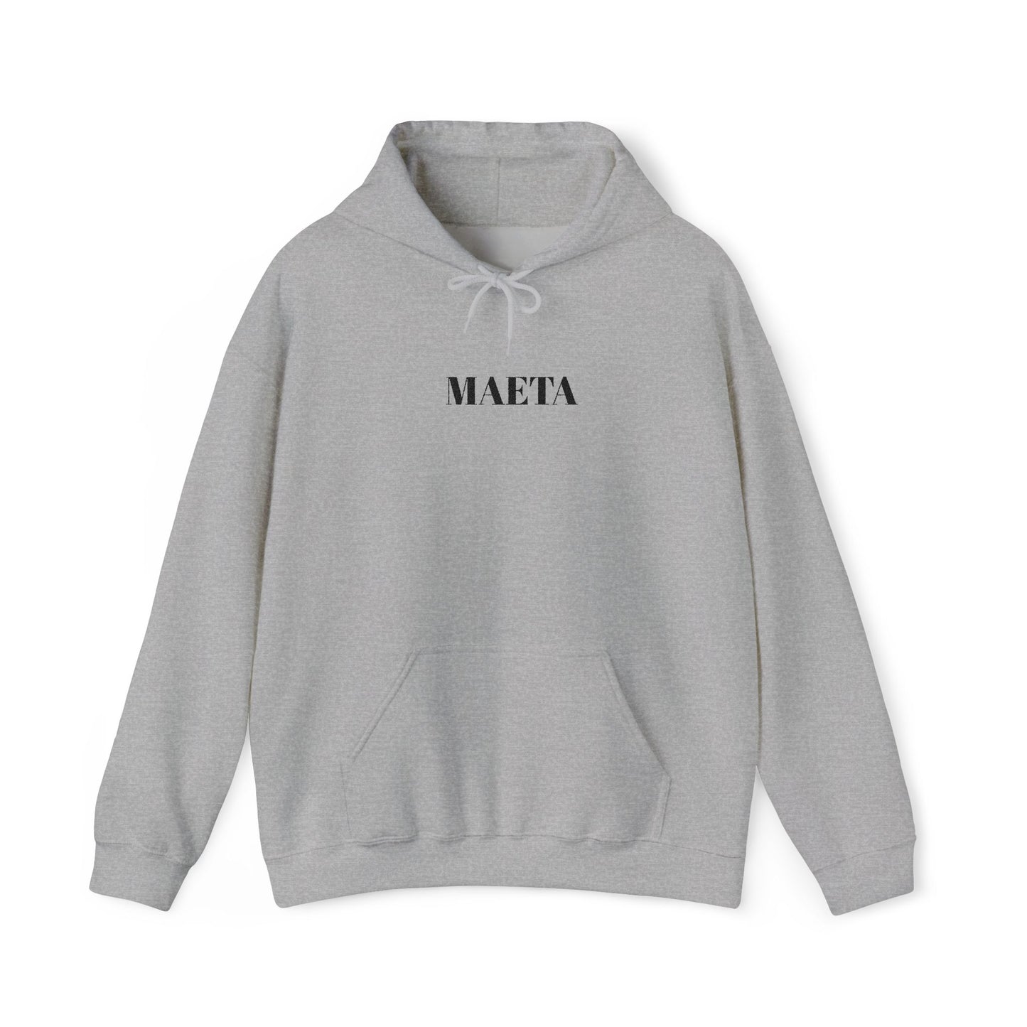 MAETA - Unisex Heavy Blend Hoodie mit großem Stickmotiv