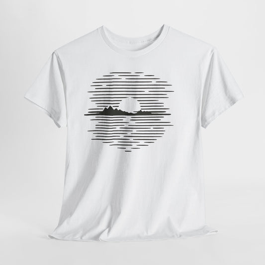 Berg Sonnenuntergang T-Shirt (Brustprint) – Natur-inspiriertes Unisex Shirt für Outdoor- und Landschaftsliebhaber