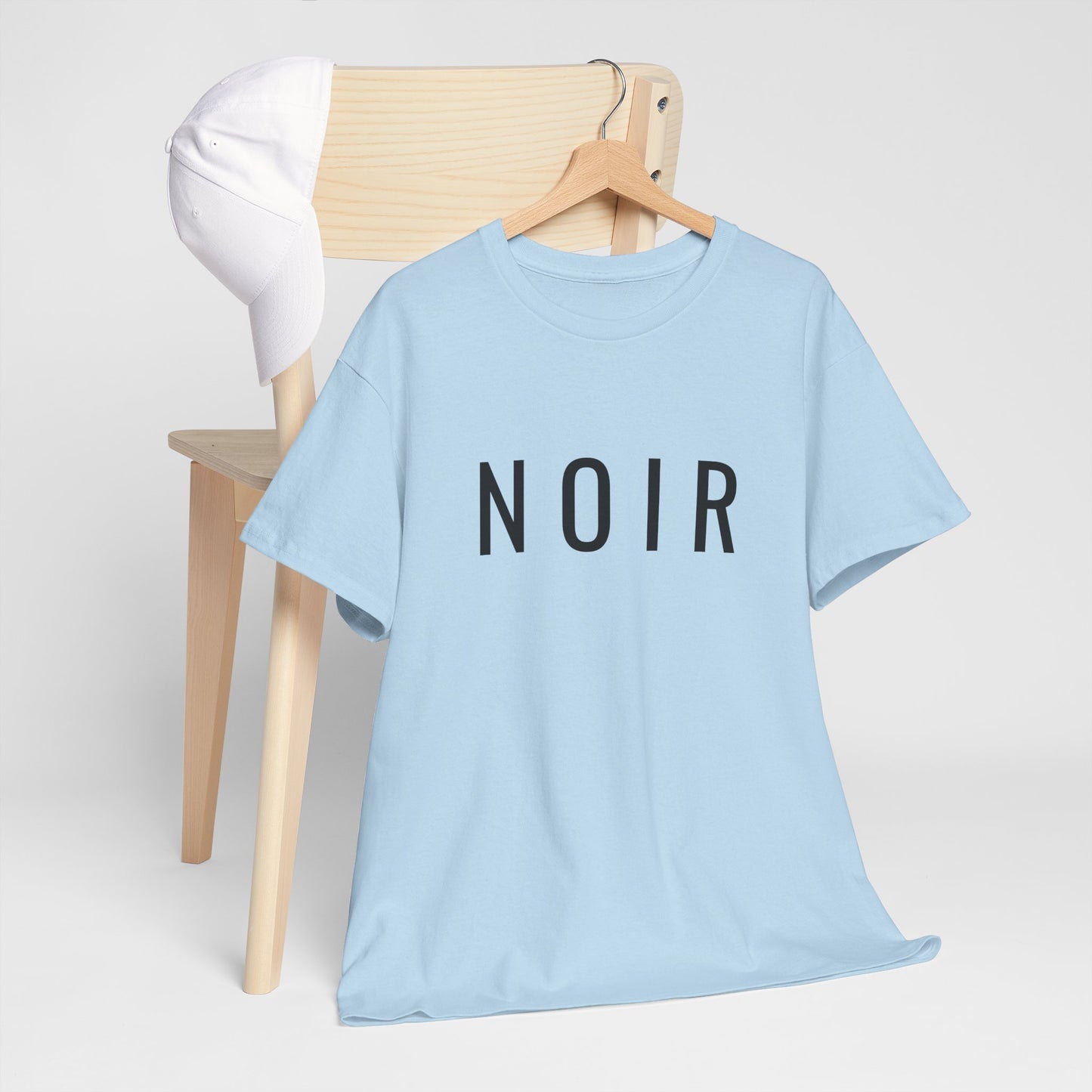 NOIR T-Shirt Unisex (Brustprint) – Nachhaltiges Heavy Cotton Tee aus 100% Baumwolle, Minimalistische Streetwear & Geschenkidee
