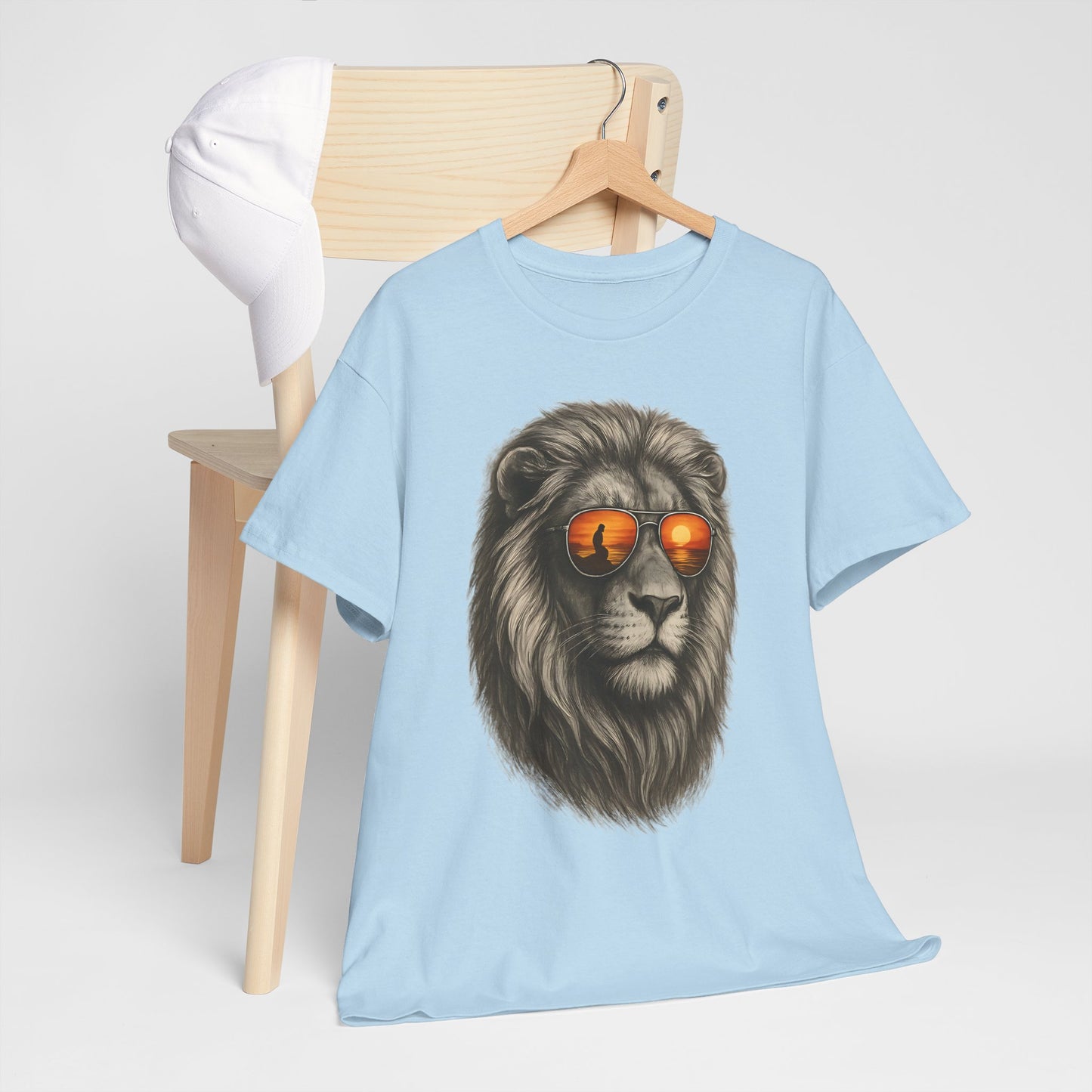 Löwen T-Shirt mit Sonnenbrille & Sonnenuntergang (Brustprint) – Stylisches Tiermotiv für Surfer & Naturfreunde