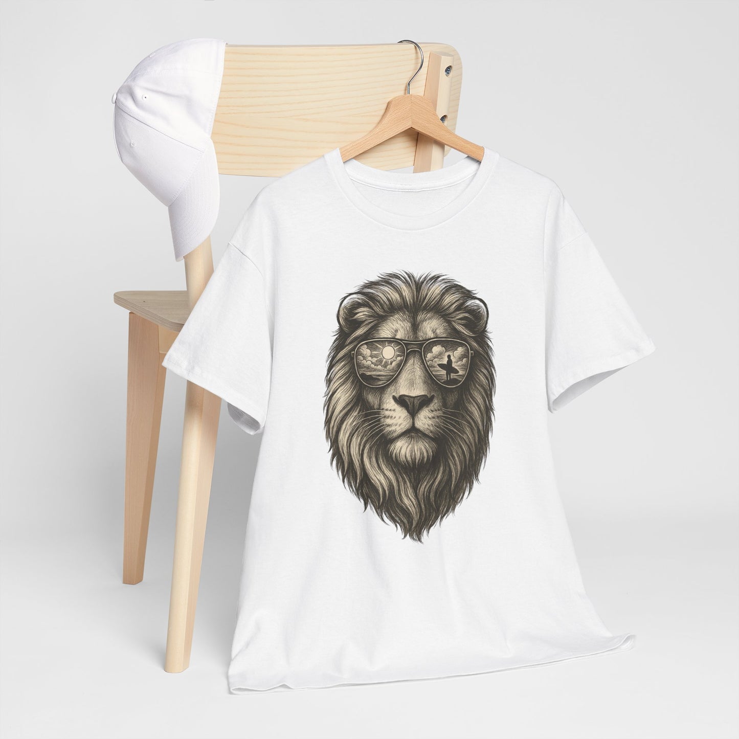 Surfer-Löwe T-Shirt (Brustprint) – Retro Sonnenbrillen Motiv | Cooles Sommer Design für Strandfans & Abenteurer