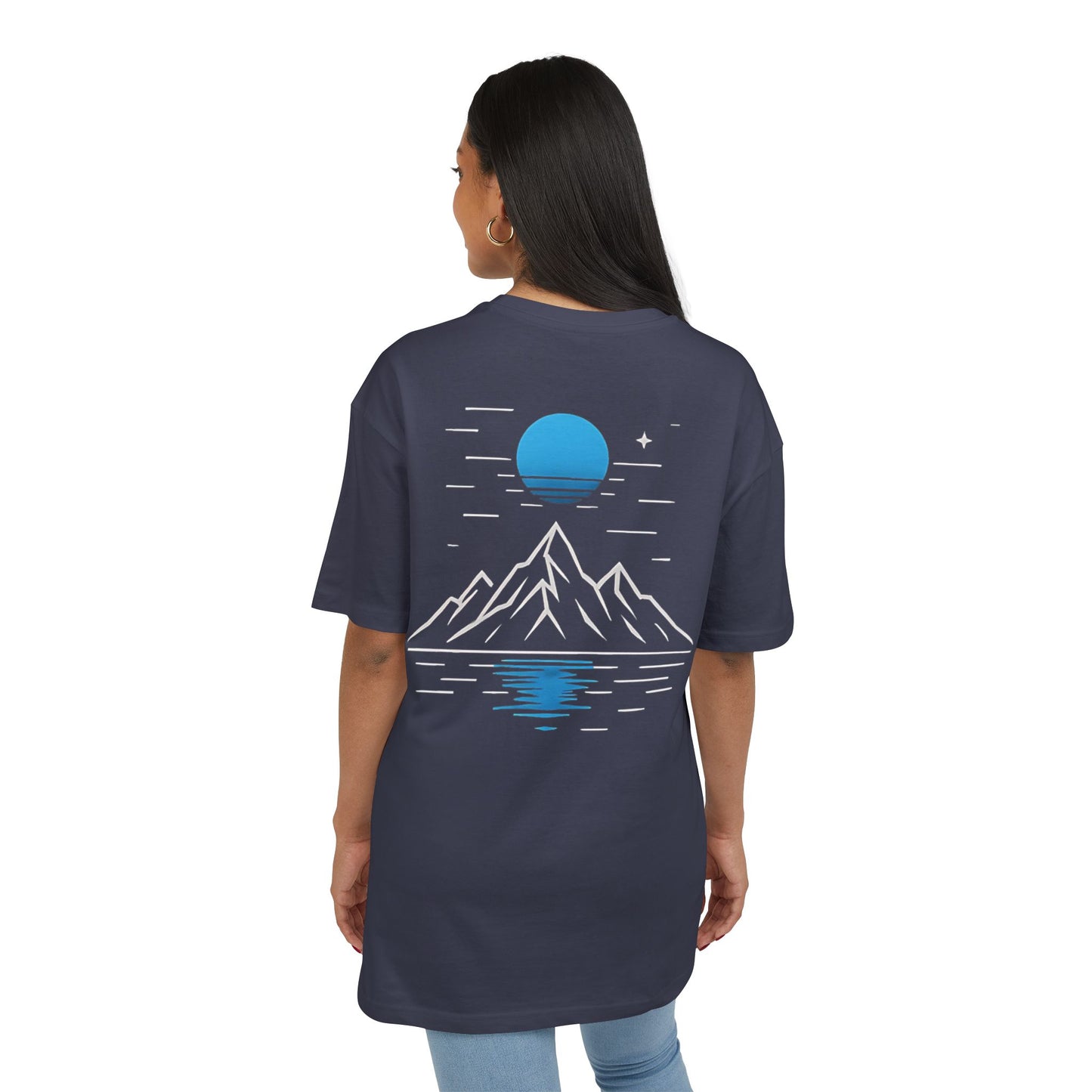 Berg T-Shirt (Rückenprint) – Minimalistisches Natur Design mit Mond & Spiegelung – Unisex Outdoor Shirt für Wanderer & Naturfreunde