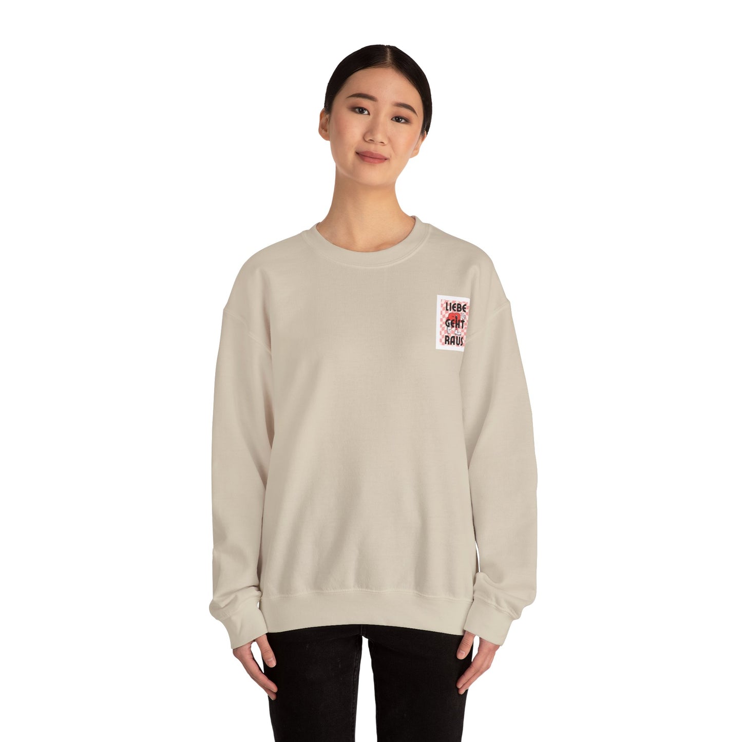LIEBE GEHT RAUS - Unisex Sweatshirt mit Statement Liebe Geht Raus - Bequemer Pullover mit Herz-Motiv, Nachhaltig in Deutschland Gefertigt