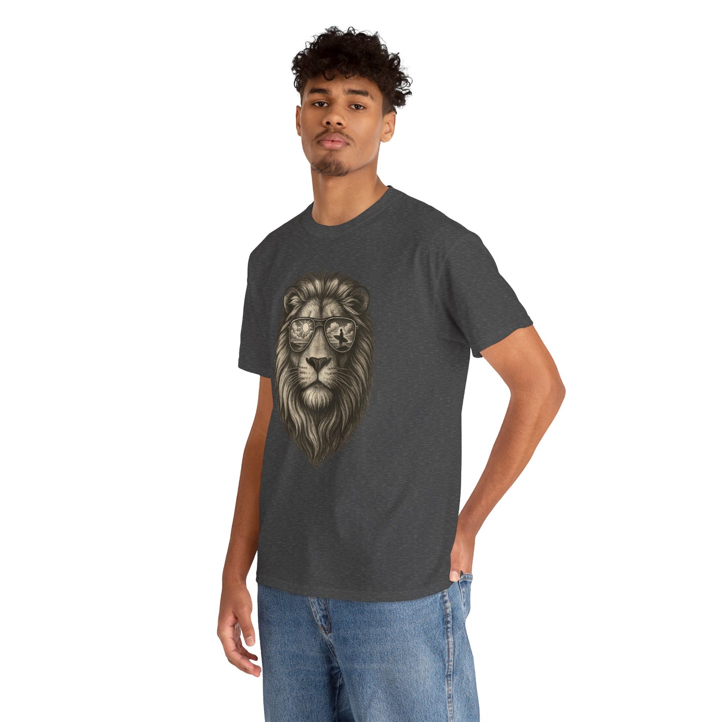 Surfer-Löwe T-Shirt (Brustprint) – Retro Sonnenbrillen Motiv | Cooles Sommer Design für Strandfans & Abenteurer