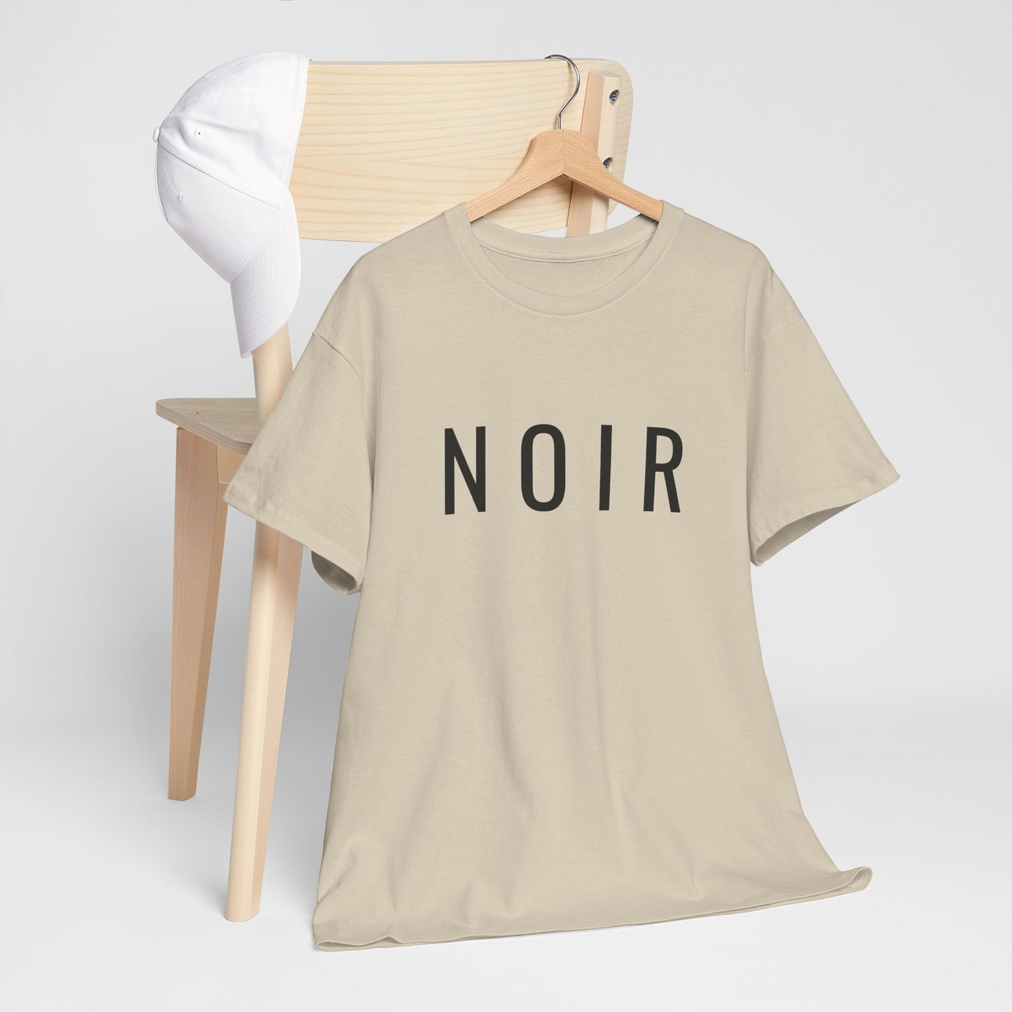 NOIR T-Shirt Unisex (Brustprint) – Nachhaltiges Heavy Cotton Tee aus 100% Baumwolle, Minimalistische Streetwear & Geschenkidee