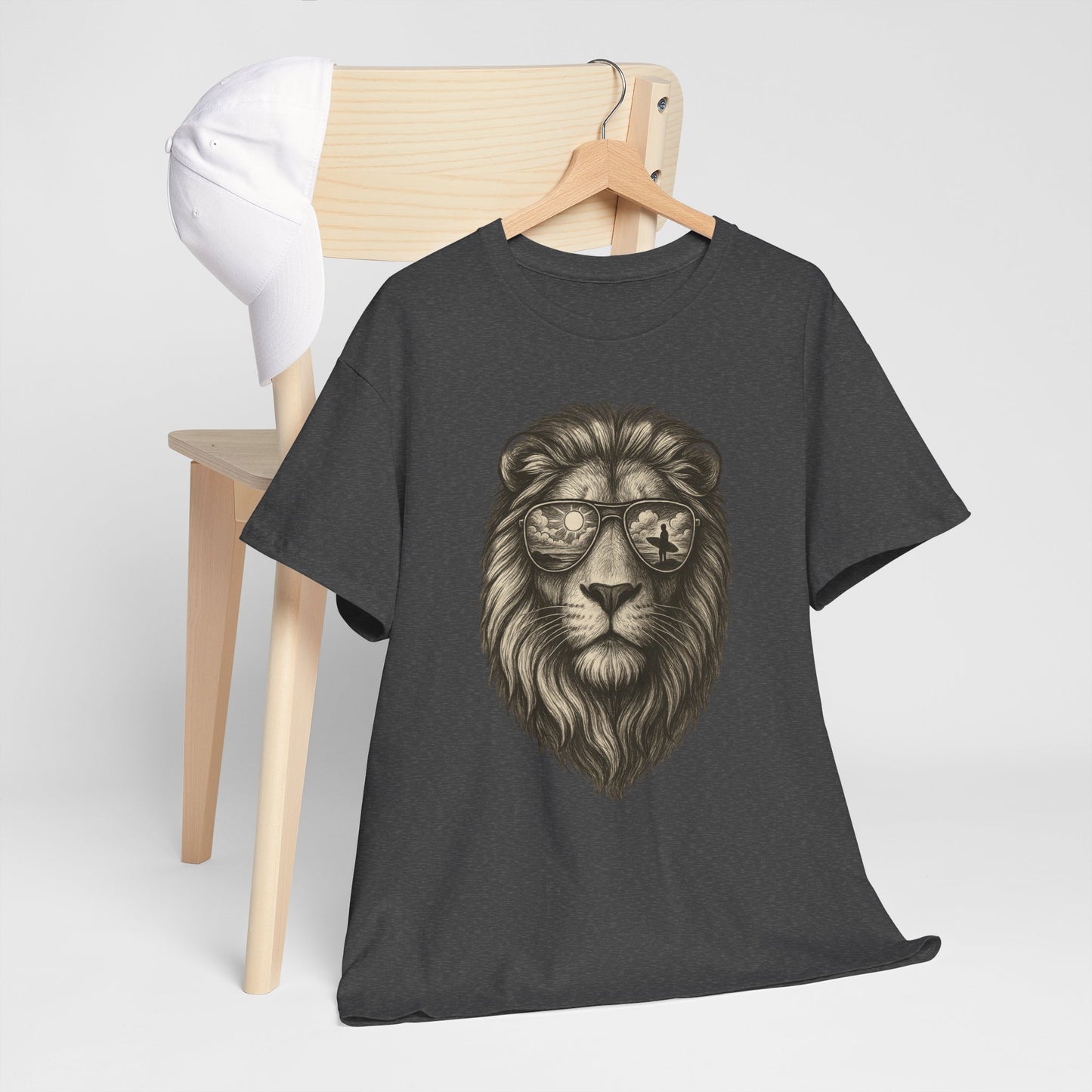 Surfer-Löwe T-Shirt (Brustprint) – Retro Sonnenbrillen Motiv | Cooles Sommer Design für Strandfans & Abenteurer