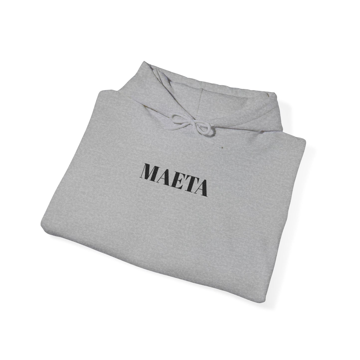 MAETA - Unisex Heavy Blend Hoodie mit großem Stickmotiv