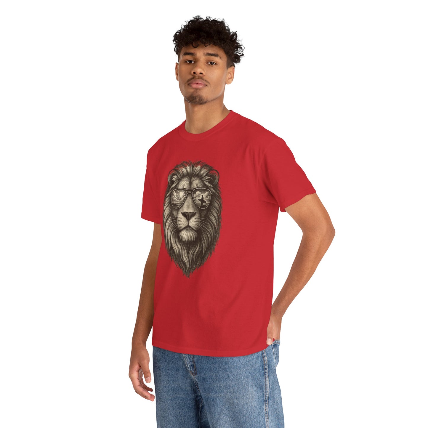Surfer-Löwe T-Shirt (Brustprint) – Retro Sonnenbrillen Motiv | Cooles Sommer Design für Strandfans & Abenteurer