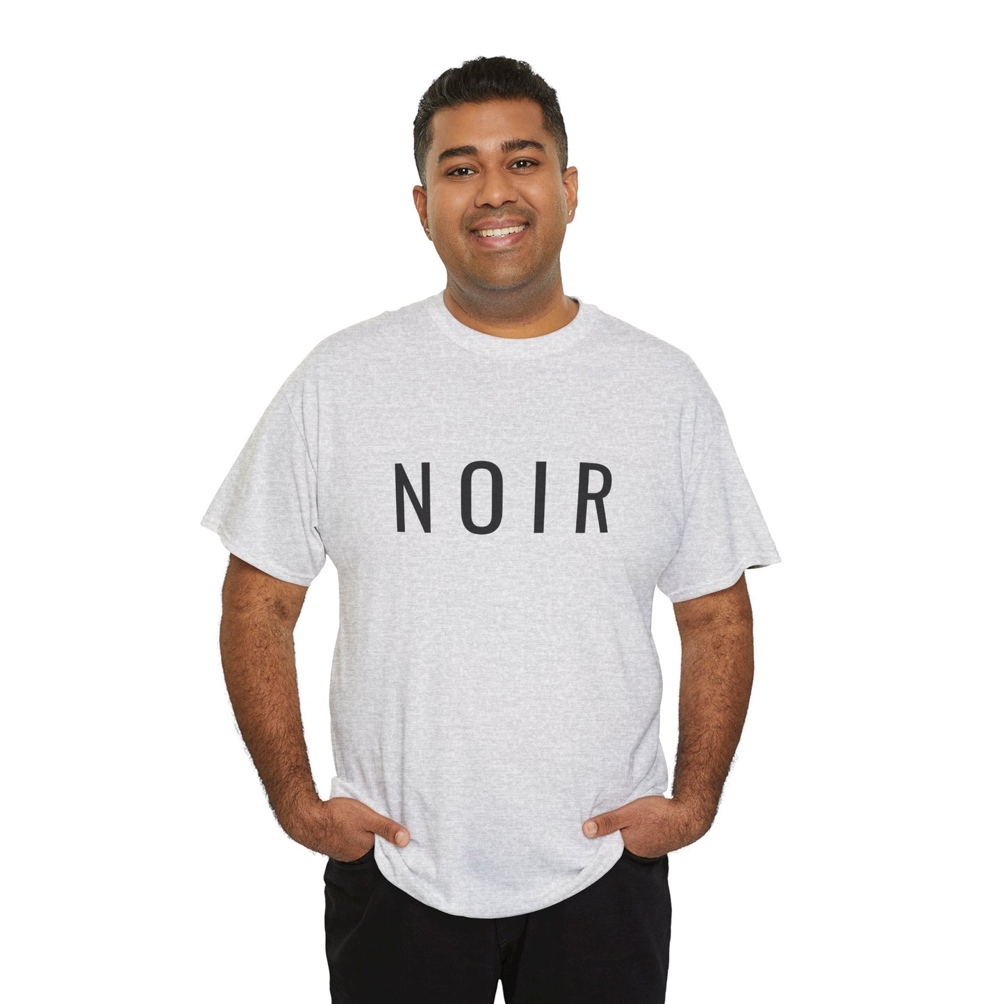 NOIR T-Shirt Unisex (Brustprint) – Nachhaltiges Heavy Cotton Tee aus 100% Baumwolle, Minimalistische Streetwear & Geschenkidee