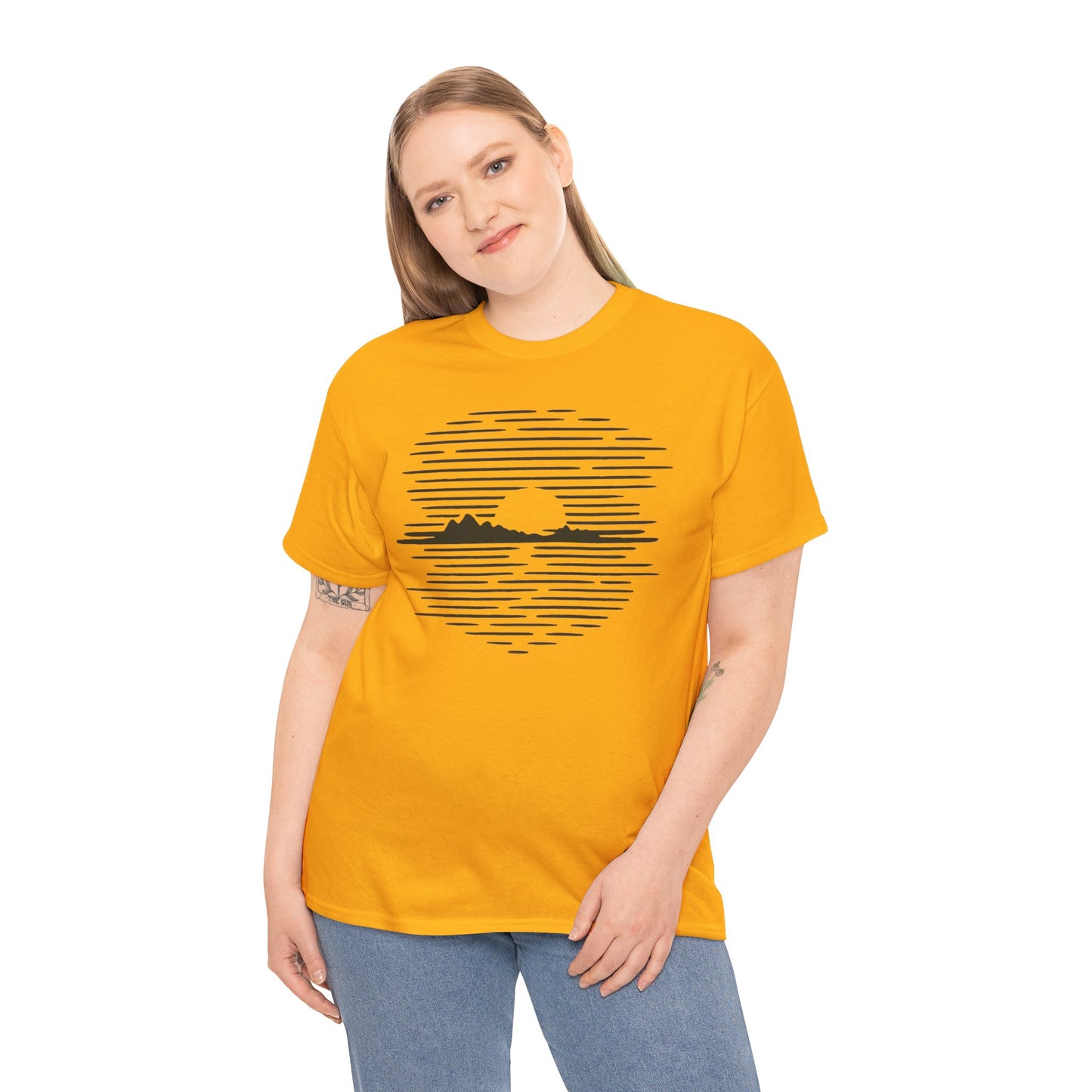 Berg Sonnenuntergang T-Shirt (Brustprint) – Natur-inspiriertes Unisex Shirt für Outdoor- und Landschaftsliebhaber