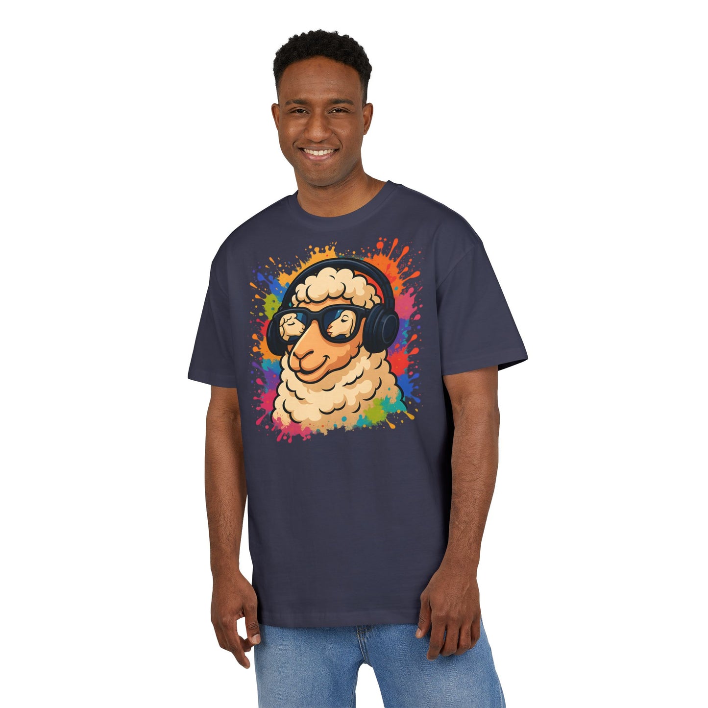 Cooles Schaf T-Shirt (Brustprint) – Lustiges Streetwear Shirt mit Kopfhörer-Schaf & Farbspritzer-Design | Unisex