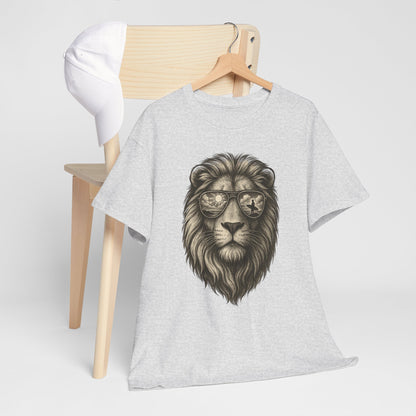 Surfer-Löwe T-Shirt (Brustprint) – Retro Sonnenbrillen Motiv | Cooles Sommer Design für Strandfans & Abenteurer