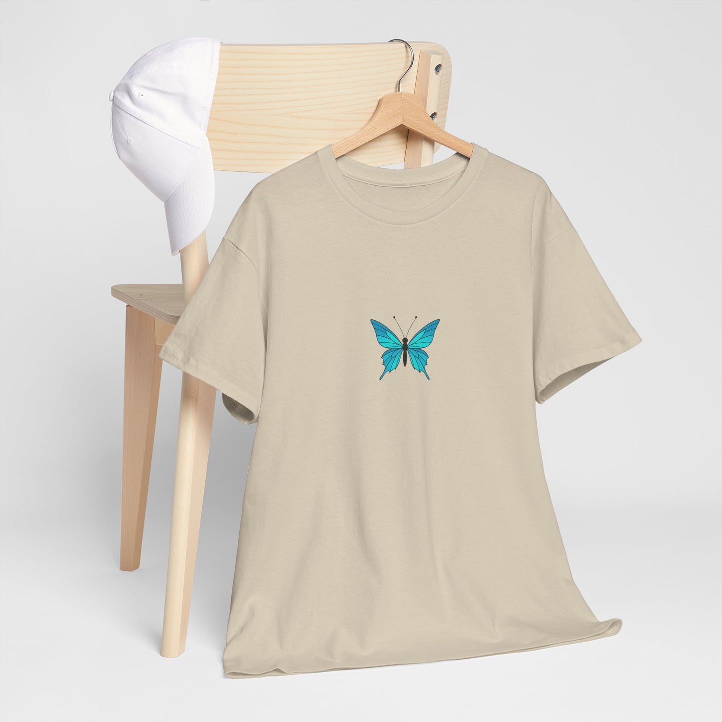 Blauer Schmetterling T-Shirt Unisex (Brustprint) – Farbintensives Butterfly Design | Natur-inspiriertes Shirt aus Baumwolle