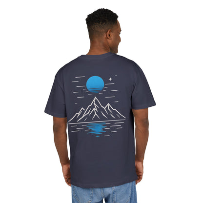 Berg T-Shirt (Rückenprint) – Minimalistisches Natur Design mit Mond & Spiegelung – Unisex Outdoor Shirt für Wanderer & Naturfreunde
