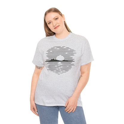 Berg Sonnenuntergang T-Shirt (Brustprint) – Natur-inspiriertes Unisex Shirt für Outdoor- und Landschaftsliebhaber