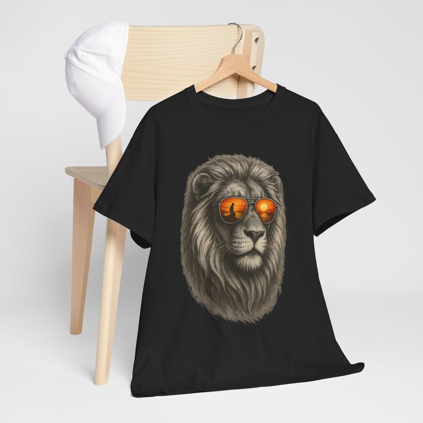 Löwen T-Shirt mit Sonnenbrille & Sonnenuntergang (Brustprint) – Stylisches Tiermotiv für Surfer & Naturfreunde