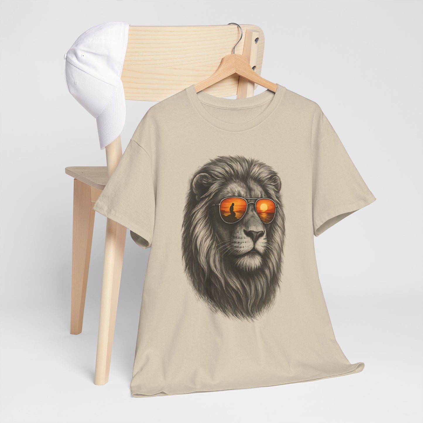 Löwen T-Shirt mit Sonnenbrille & Sonnenuntergang (Brustprint) – Stylisches Tiermotiv für Surfer & Naturfreunde