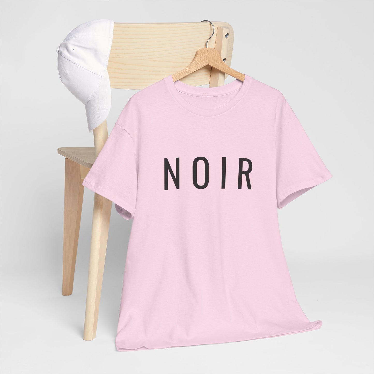 NOIR T-Shirt Unisex (Brustprint) – Nachhaltiges Heavy Cotton Tee aus 100% Baumwolle, Minimalistische Streetwear & Geschenkidee